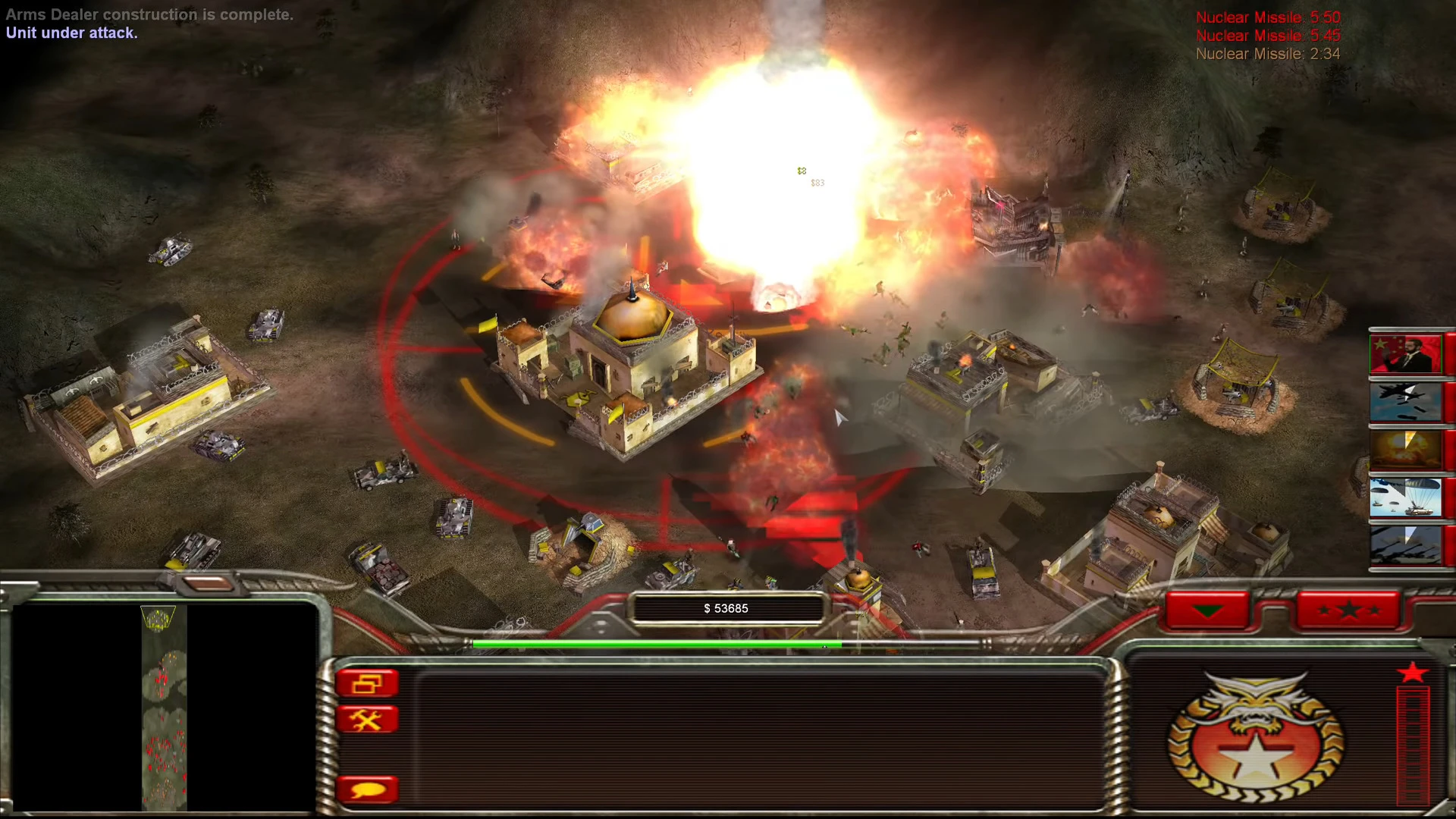 Скріншот геймплея Command & Conquer Generals з базою під сильною вибуховою атакою та активними таймерами ядерних ракет