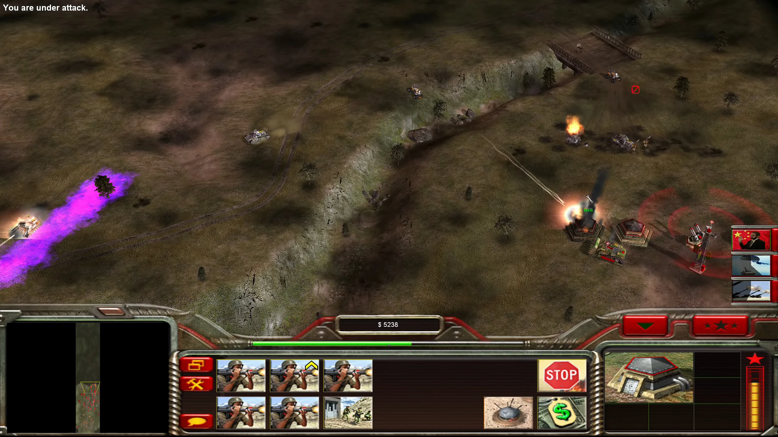 Скріншот гри з атакою на базу, юніти стріляють, вибухи в моді Pro Gen до Command & Conquer Generals