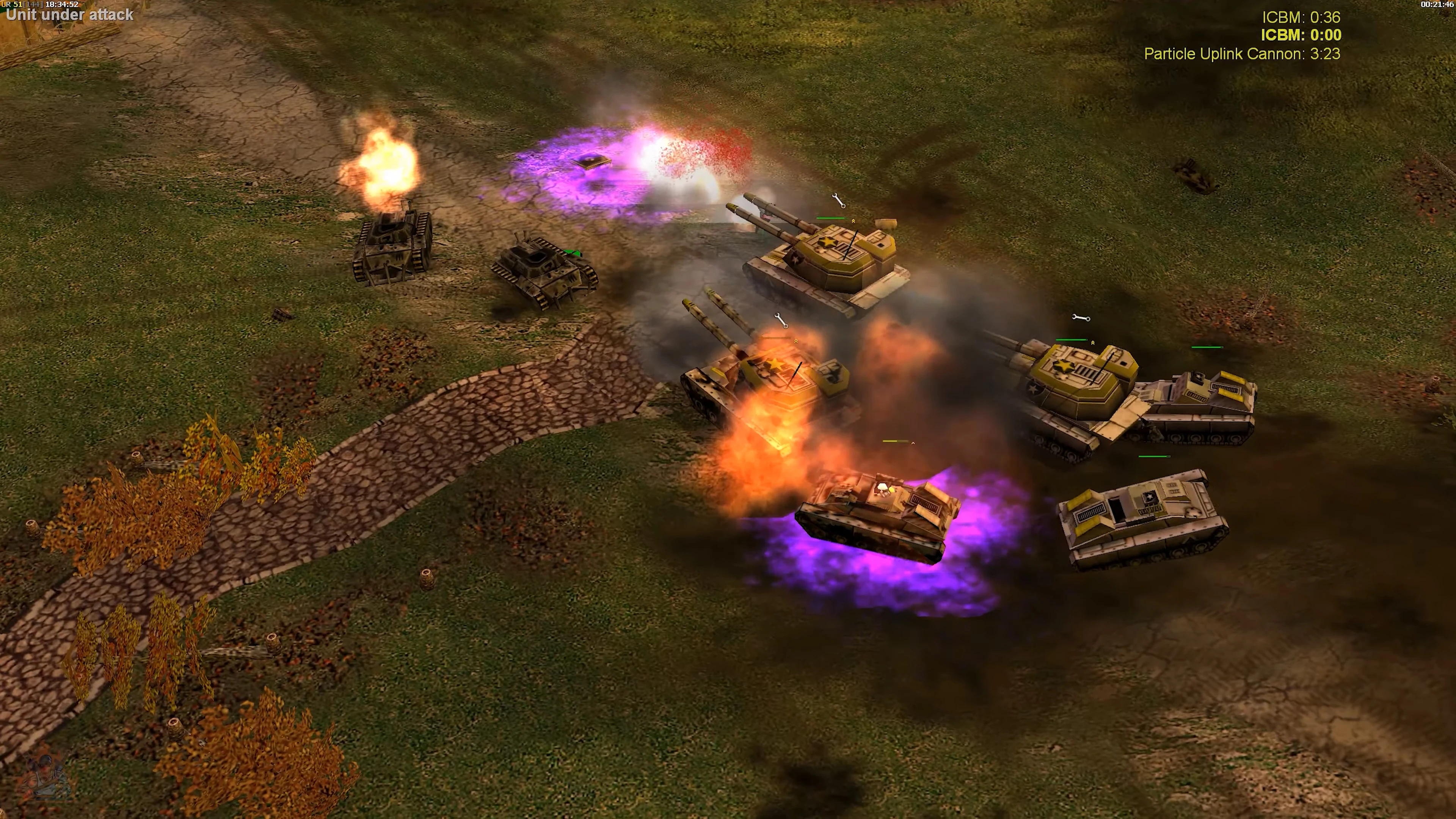 Скріншот з кількома танками та вибухами під час бою в моді Project Raptor для Command & Conquer Generals