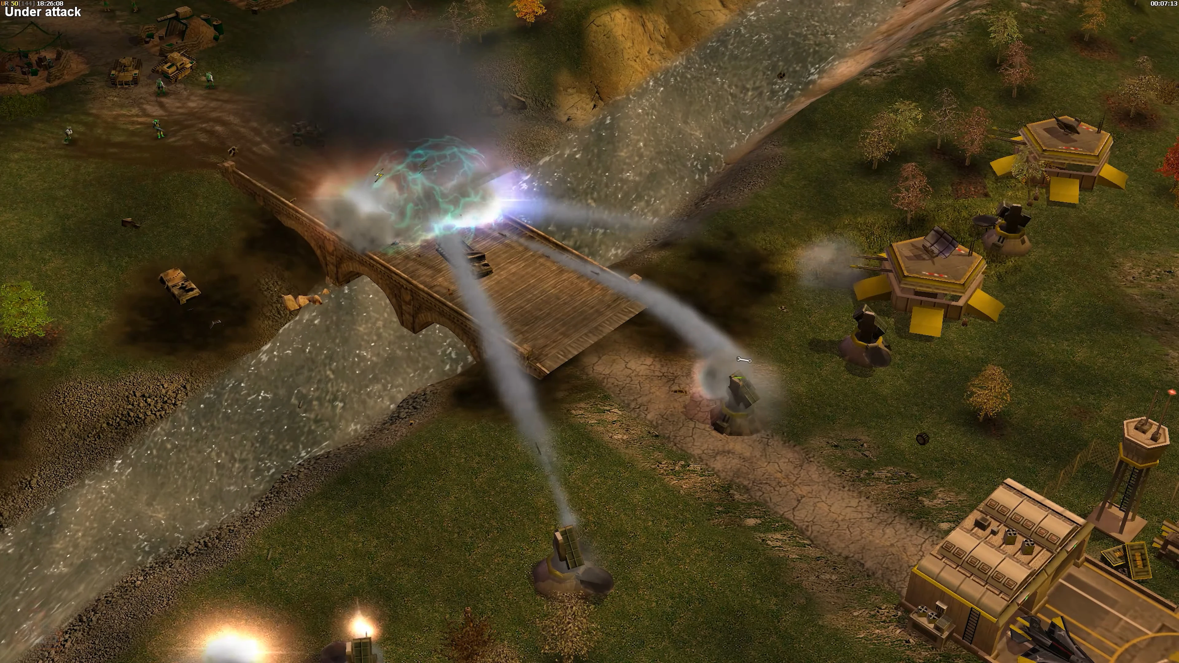 Скріншот атаки мосту з електричними ефектами та стріляючими оборонними турелями в моді Project Raptor