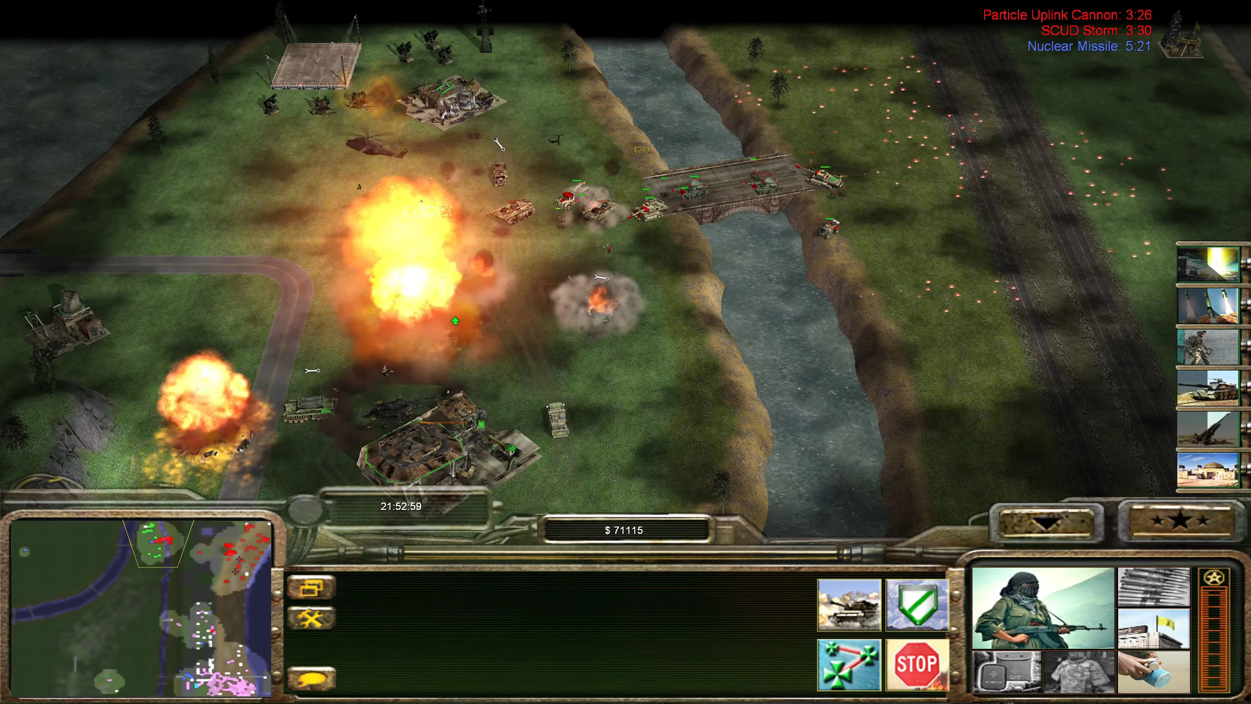 Captura del juego muestra intensas explosiones y unidades militares cerca de un río en el mod Return de Command & Conquer Generals