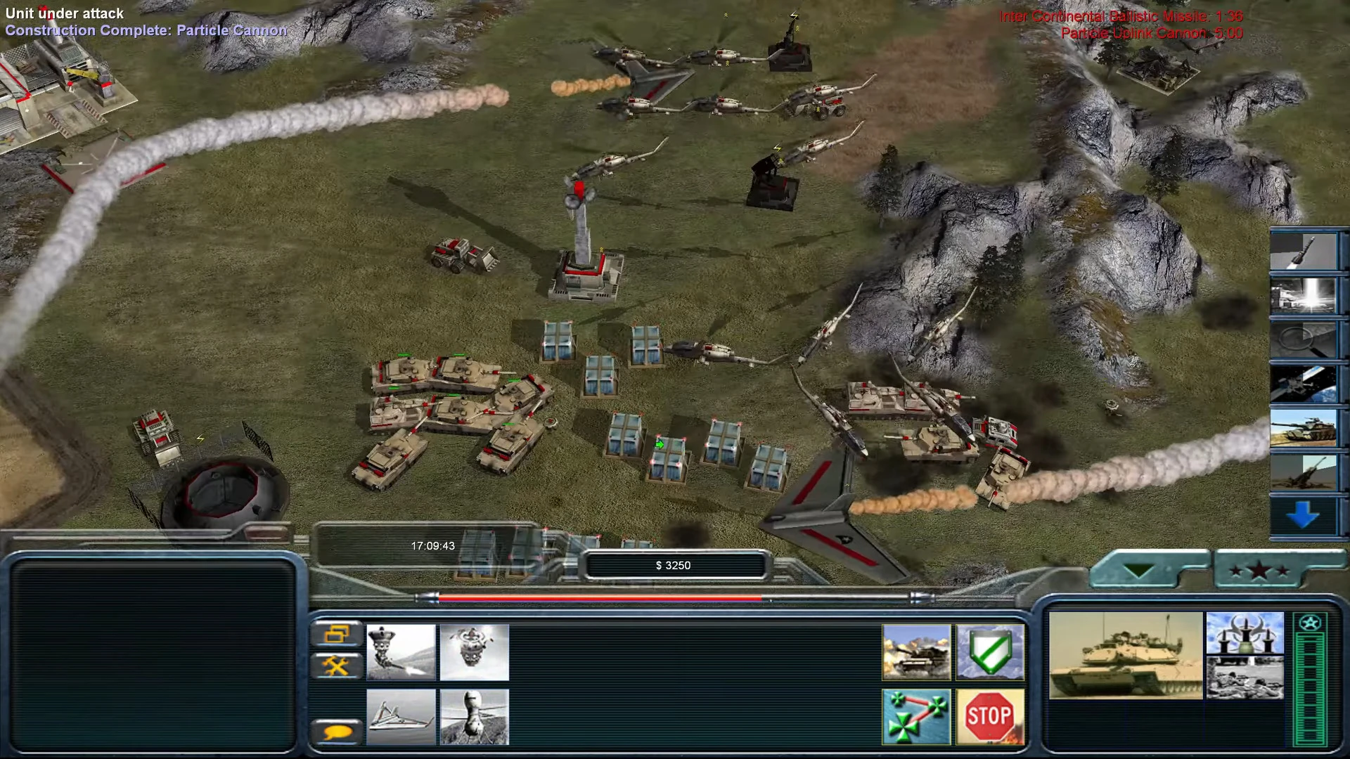 Captura de pantalla con tanques, helicópteros y rastros de misiles durante una batalla en el mod Return de Command & Conquer Generals