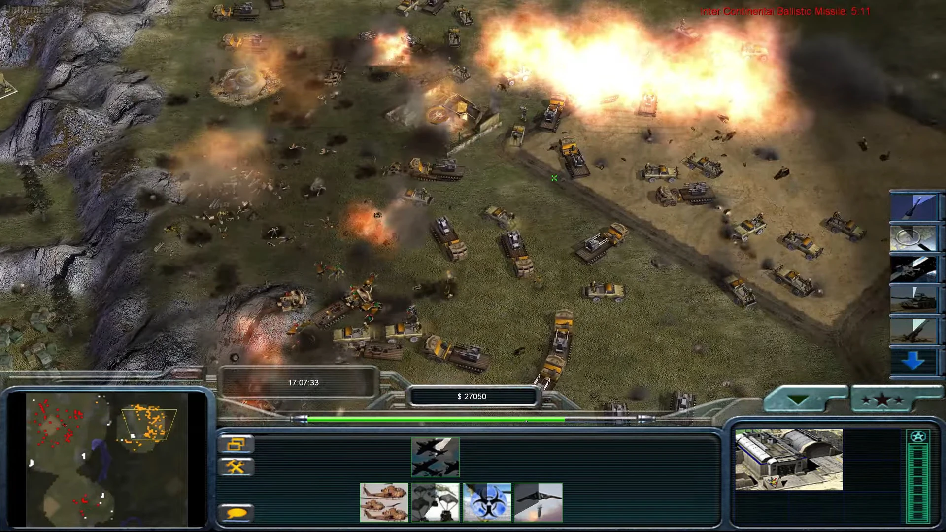 Captura de pantalla del juego mostrando batalla intensa de tanques con explosiones y caos en el campo de batalla en el mod Return de Command & Conquer Generals
