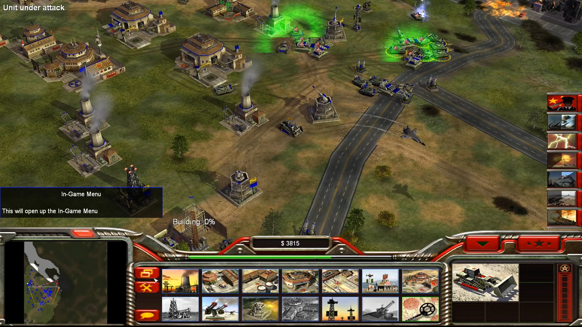 Interfaz de batalla de Command & Conquer Generals con tanques, artillería y estructuras de base bajo ataque