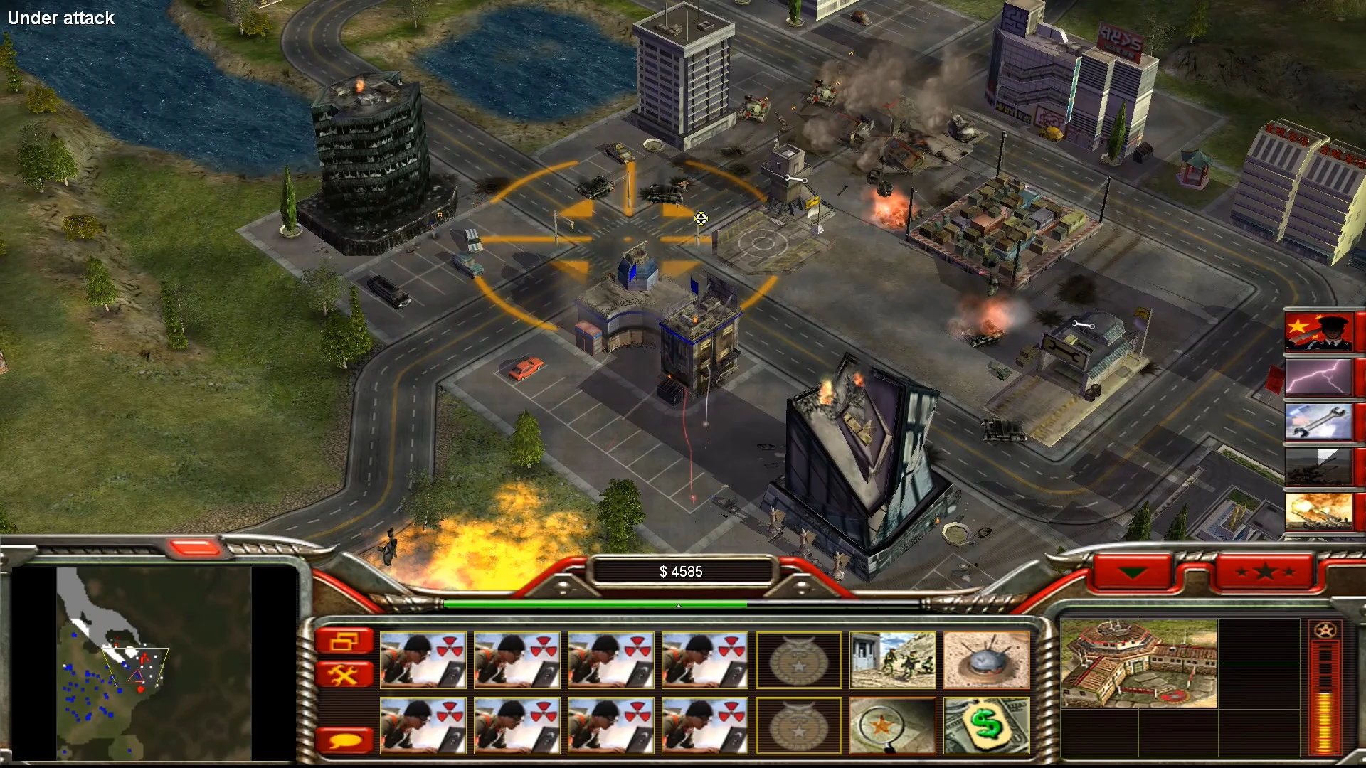Captura de pantalla de una ciudad en llamas con combates y ataques en el mod Zero Hour Reborn de Command & Conquer Generals