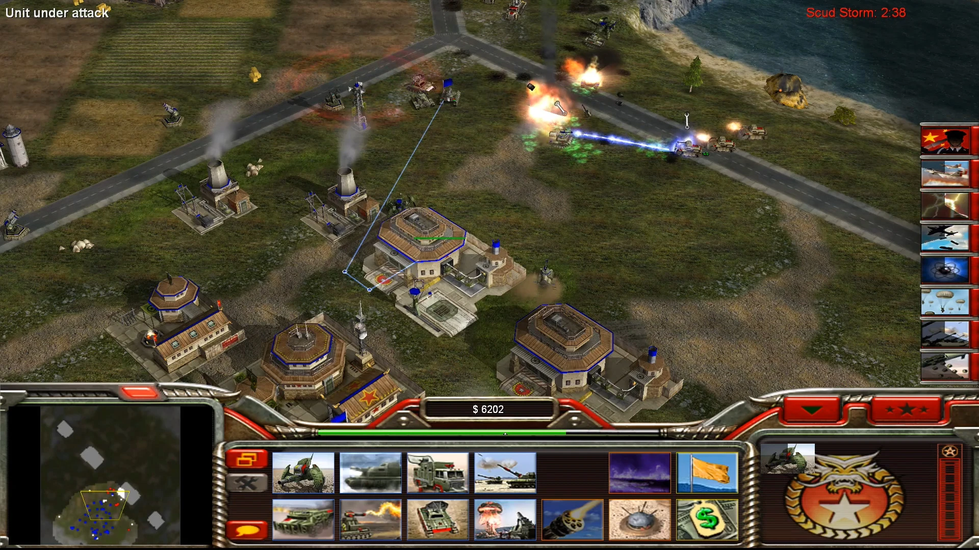 Vista de una batalla táctica con edificios y unidades intercambiando fuego en el mod Zero Hour Reborn de Command & Conquer Generals
