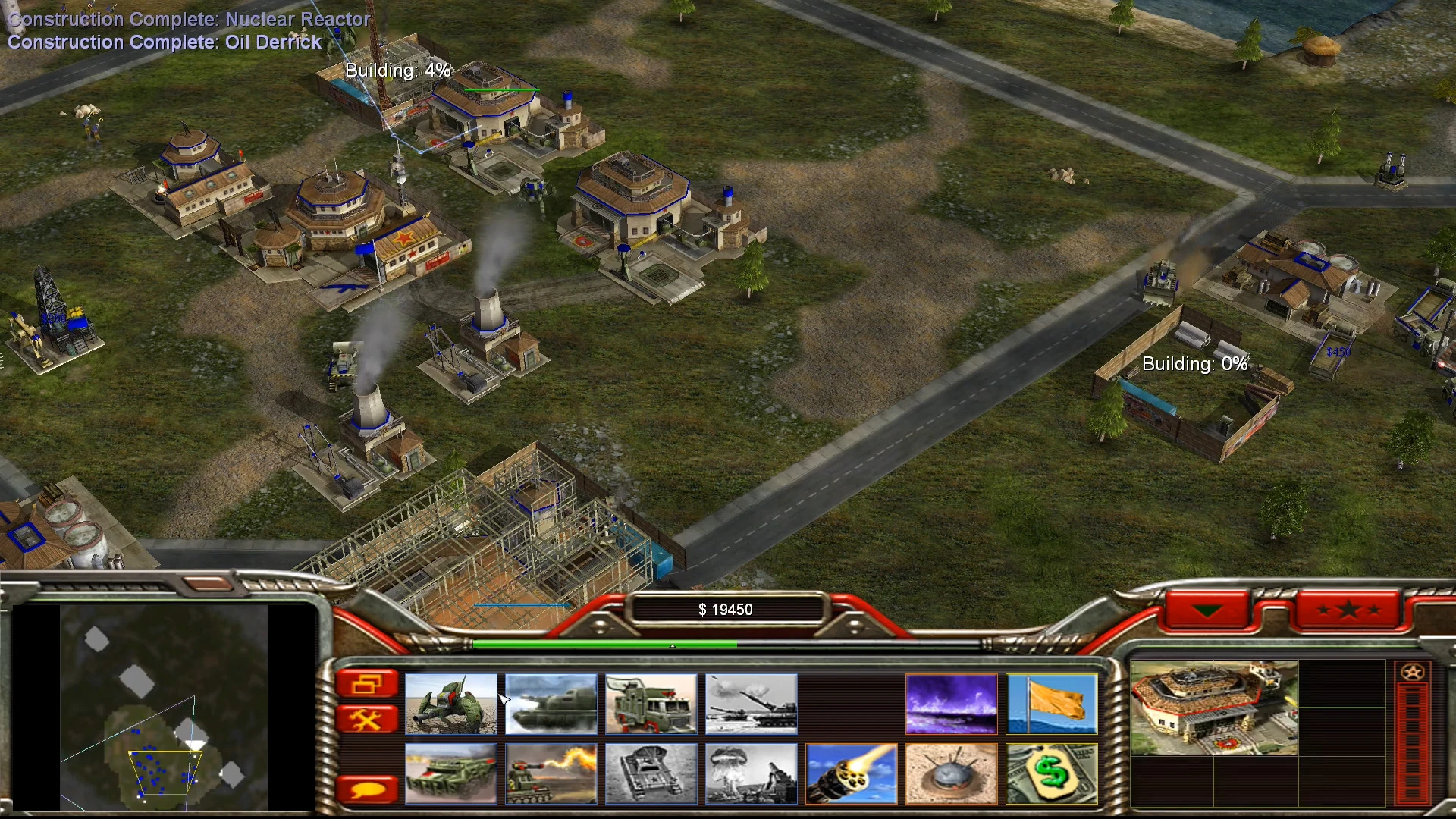 Gameplay de Command & Conquer Generals mostrando edificios, recolección de recursos y mapa en mod Zero Hour Reborn