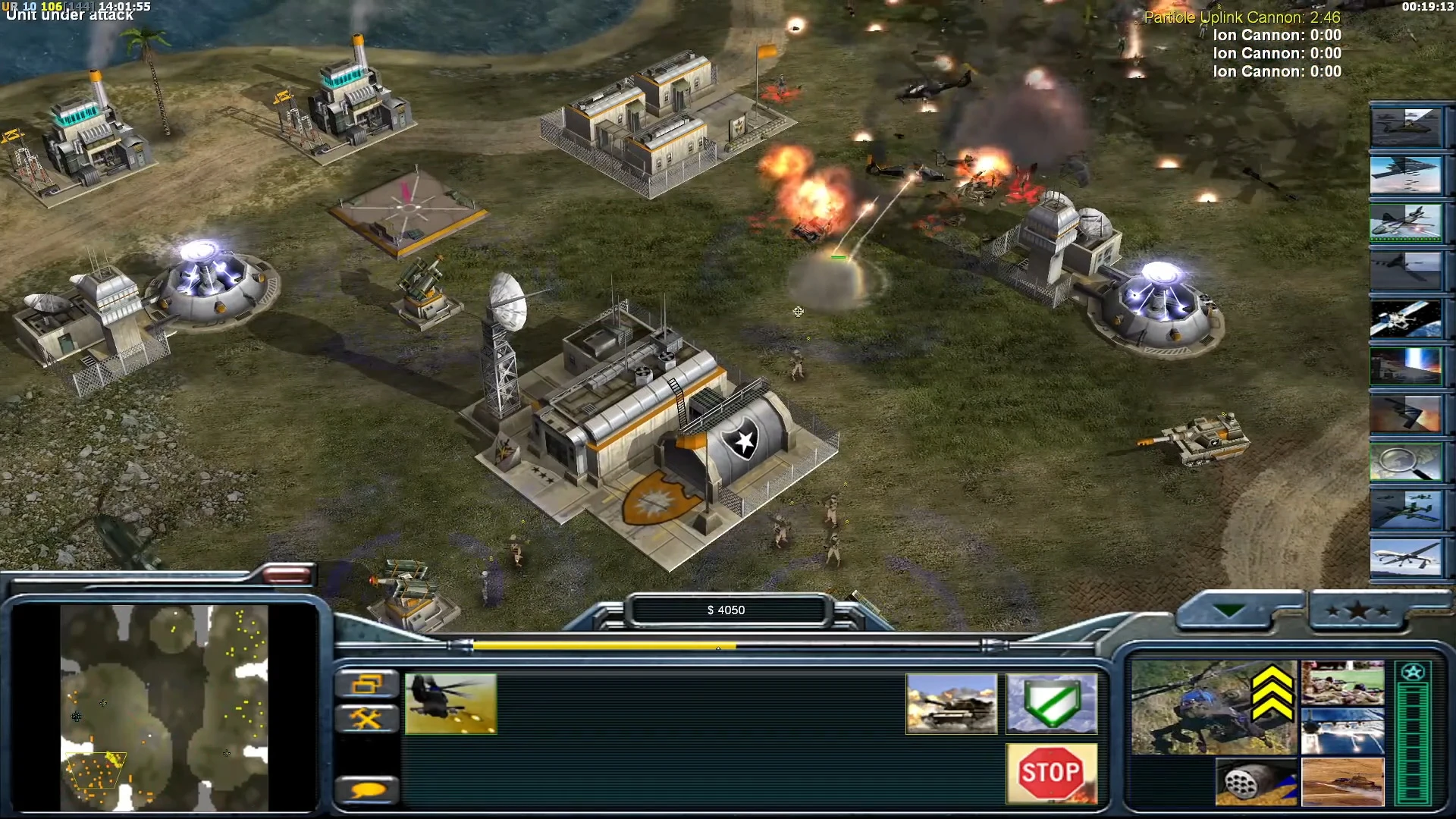 Captura de pantalla del juego Command & Conquer Generals Zero Hour Reborn mostrando base bajo ataque con explosiones y unidades defendiendo