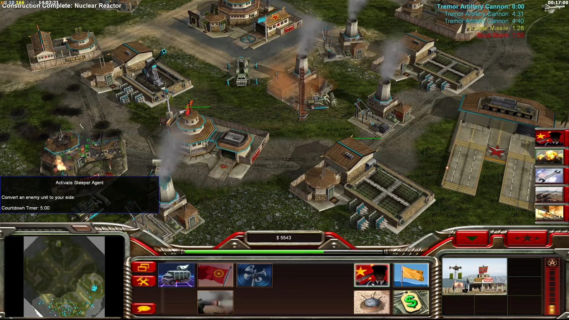 Captura de pantalla del juego mostrando una base de la facción china con múltiples edificios e reactor nuclear