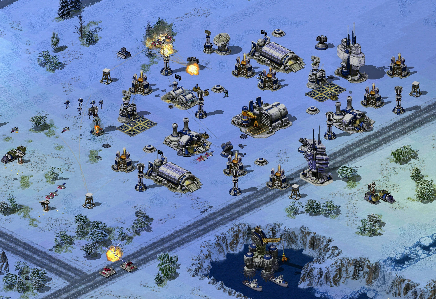 Vista cenital de base nevada en Command & Conquer Red Alert 2 bajo ataque con explosiones y disparos