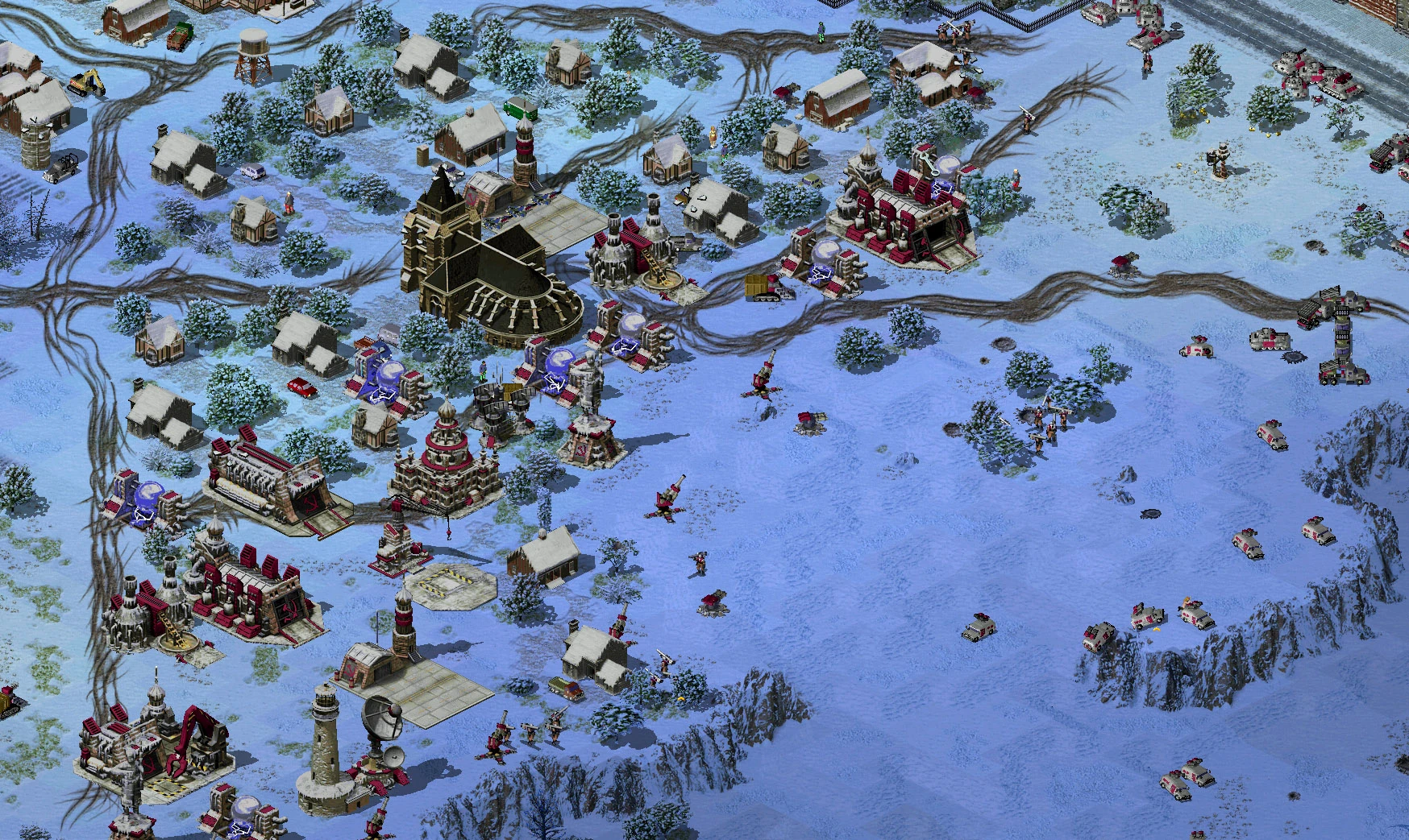 Base soviética cubierta de nieve con varios edificios, tanques y unidades de infantería en el mod Scorched Earth de Red Alert 2