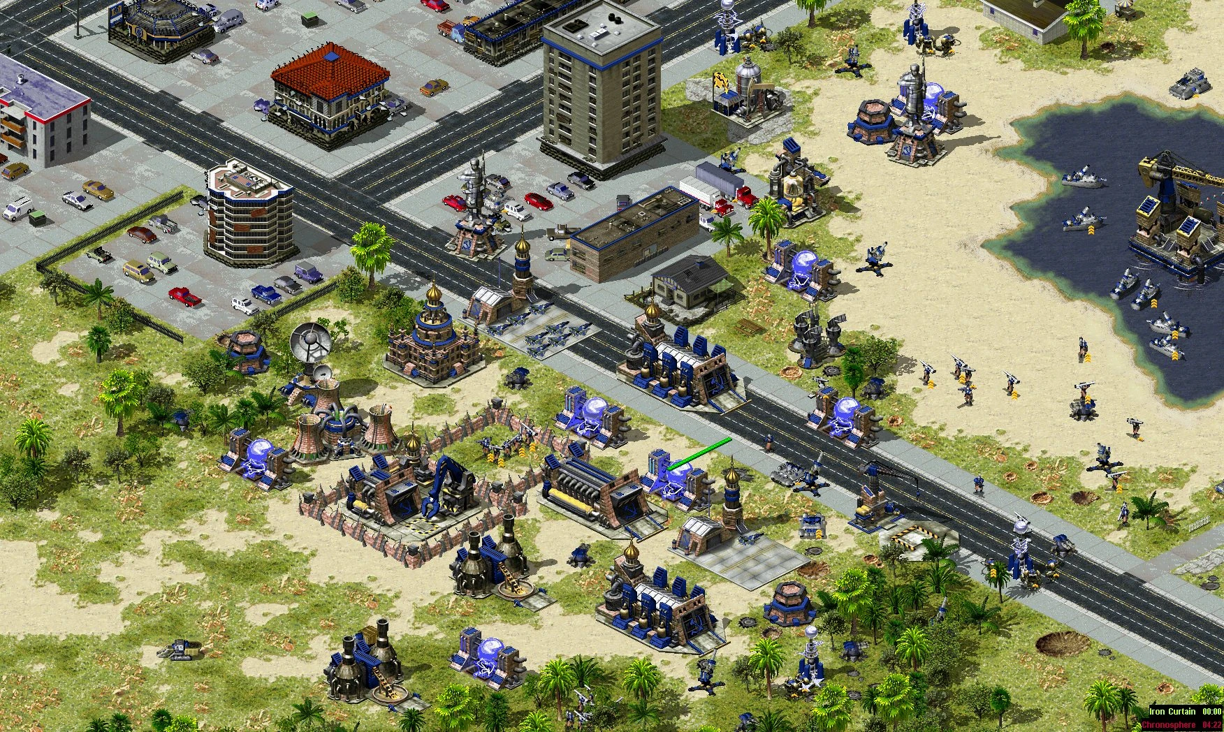 Captura de pantalla de una base urbana fortificada en el mod Scorched Earth de Command & Conquer Red Alert 2 con edificios, unidades y estacionamiento de vehículos