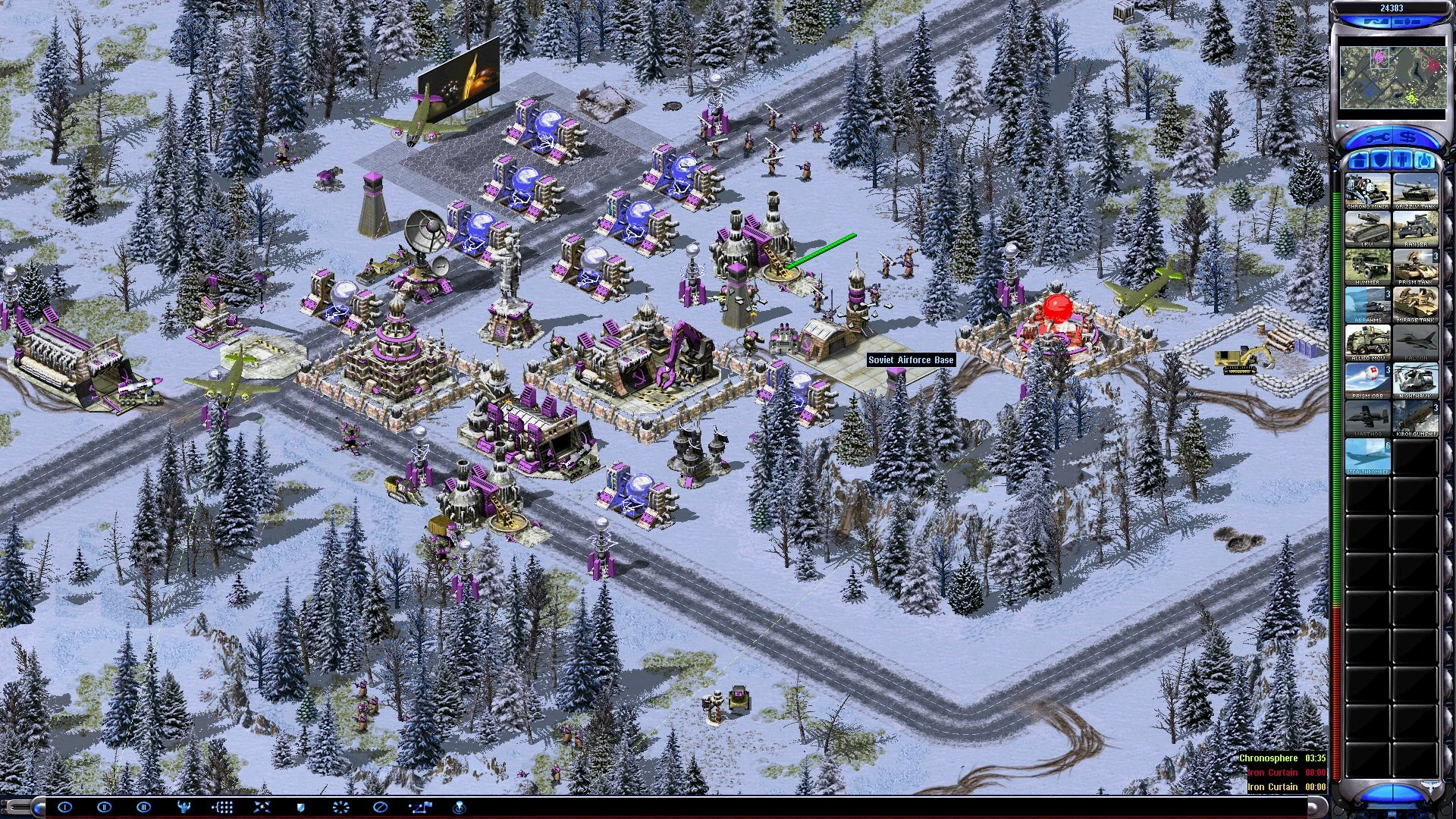 Vista isométrica de base soviética nevada con edificios y unidades en el mod Scorched Earth de Command & Conquer Red Alert 2