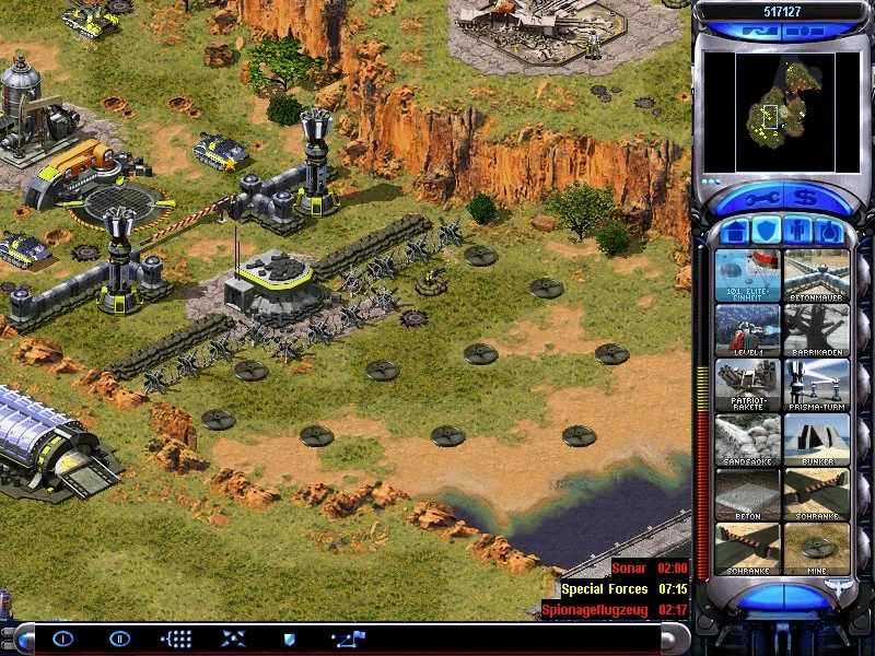 Скріншот гри Command & Conquer Red Alert 2 з укріпленою базою, стінами, турелями та оборонними юнітами в моді Total Destruction