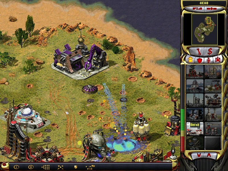 Знімок гри з будівлями бази та інтерфейсом у моді Total Destruction для Red Alert 2