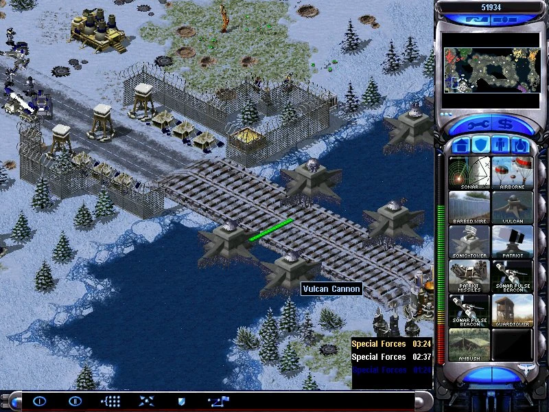Скриншот сніжної бази з обороною залізничного мосту гарматою Вулкан у моді Total Destruction для Red Alert 2