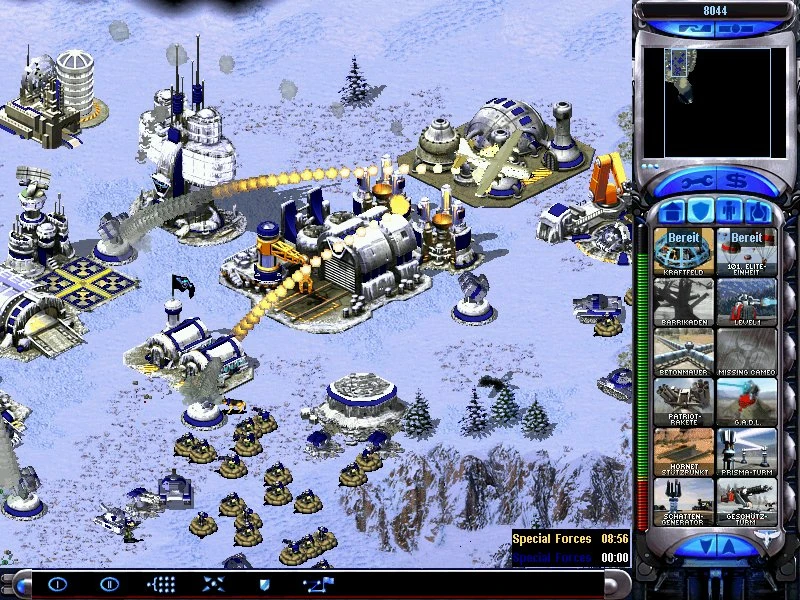 Засніжена база в моді Total Destruction для Command & Conquer Red Alert 2 під атакою з танками і будівлями, що стріляють