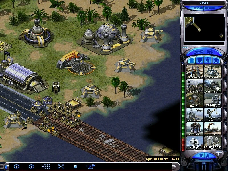 Скріншот військової бази з піхотою, що охороняє міст і різні будівлі в моді Red Alert 2 Total Destruction