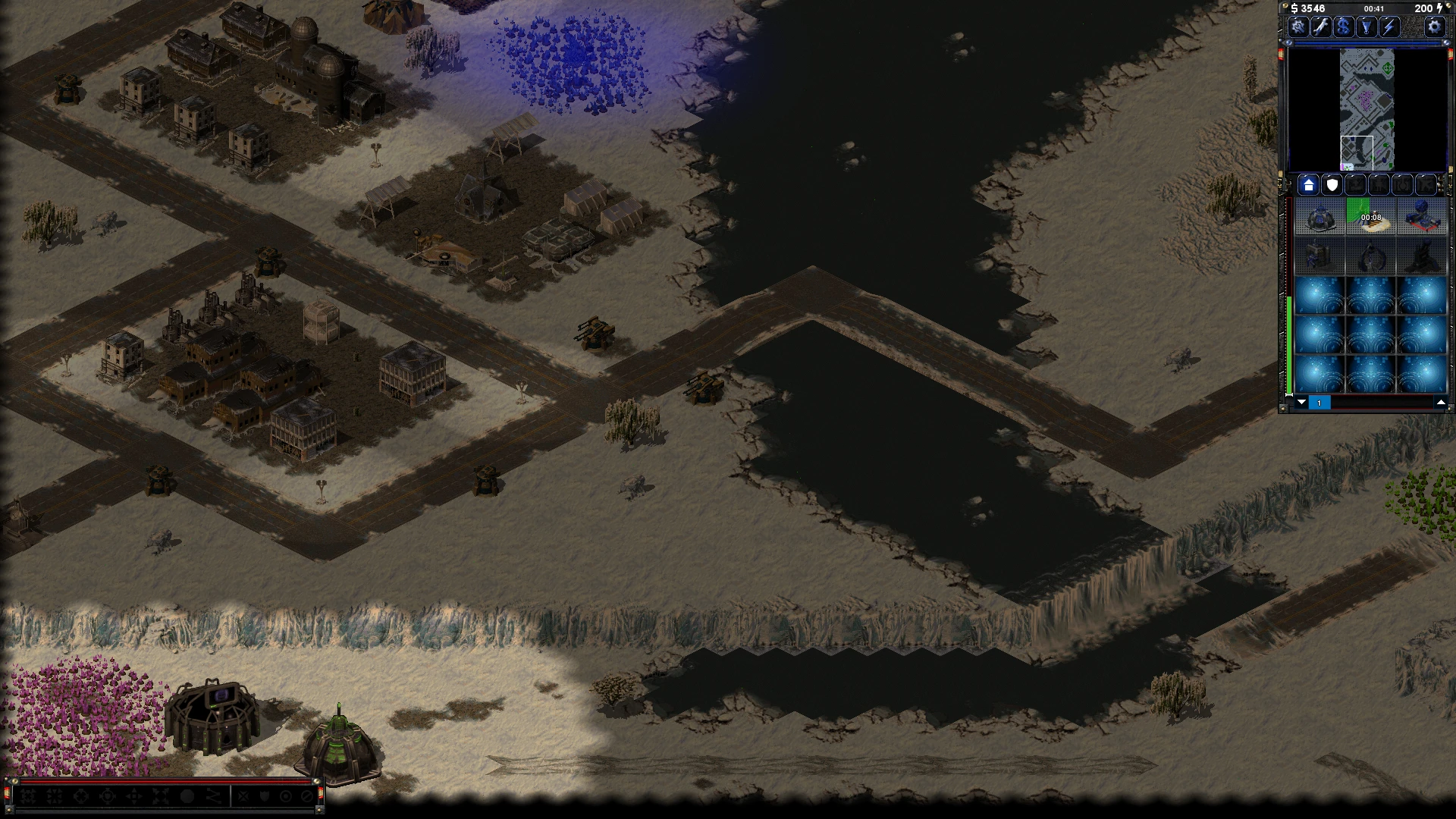 Spielszene zeigt einen Fluss, der eine Basis mit Straßen, Gebäuden und Verteidigungstürmen im Crystallized Doom Mod teilt