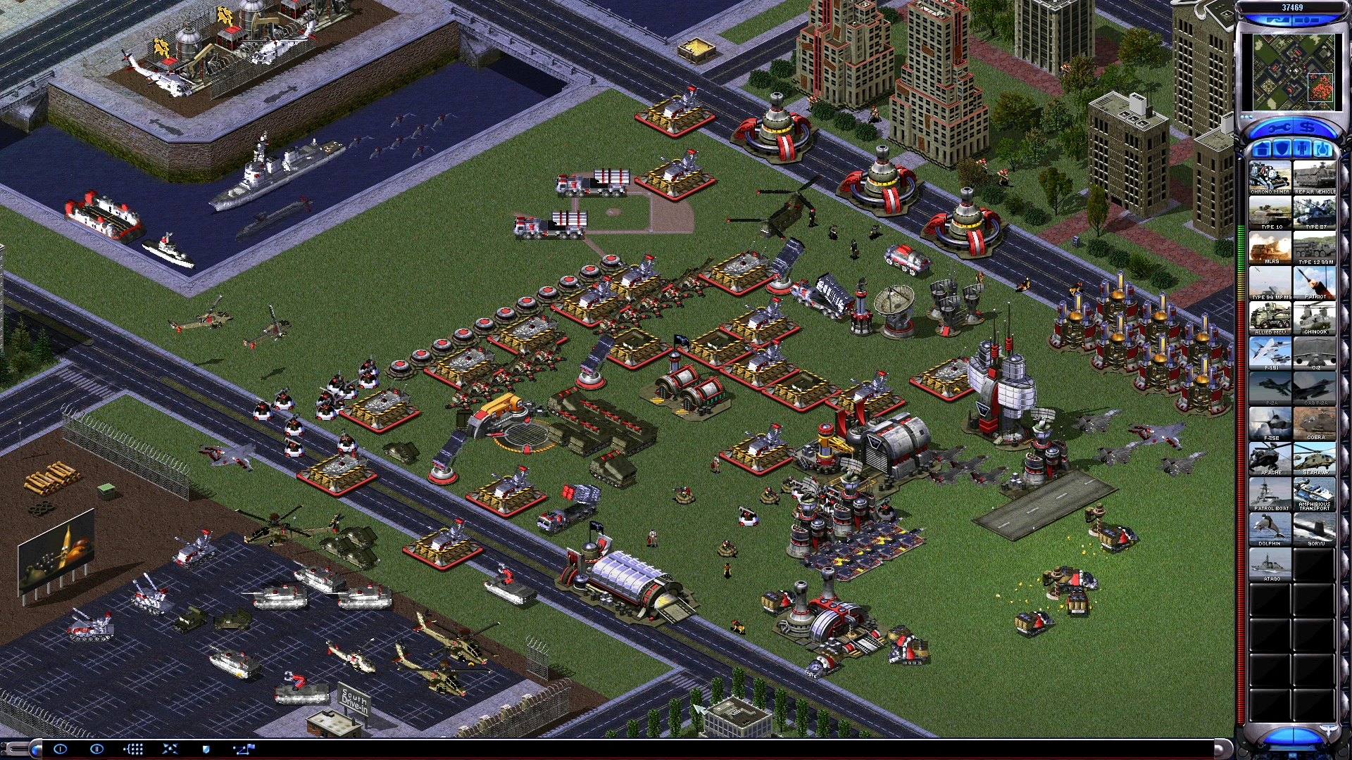 Скриншот игры с детальной базой, различными строениями, юнитами, вертолетами, кораблями и техникой в моде Yuri's Revenge A General's Game