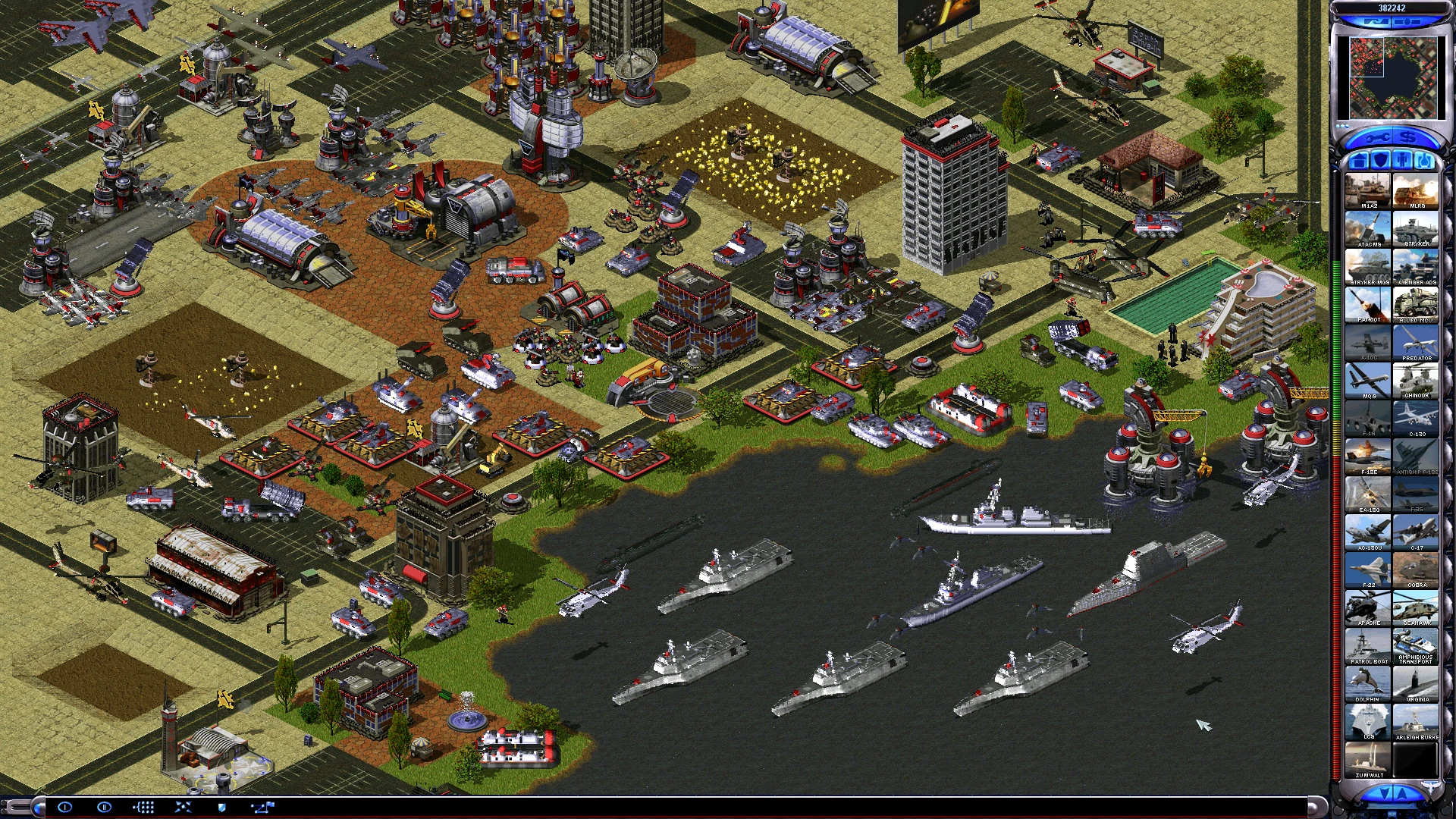 Скриншот детализированной военно-морской и авиационной базы с кораблями, вертолетами, танками и зданиями в моде A General's Game для Yuri's Revenge