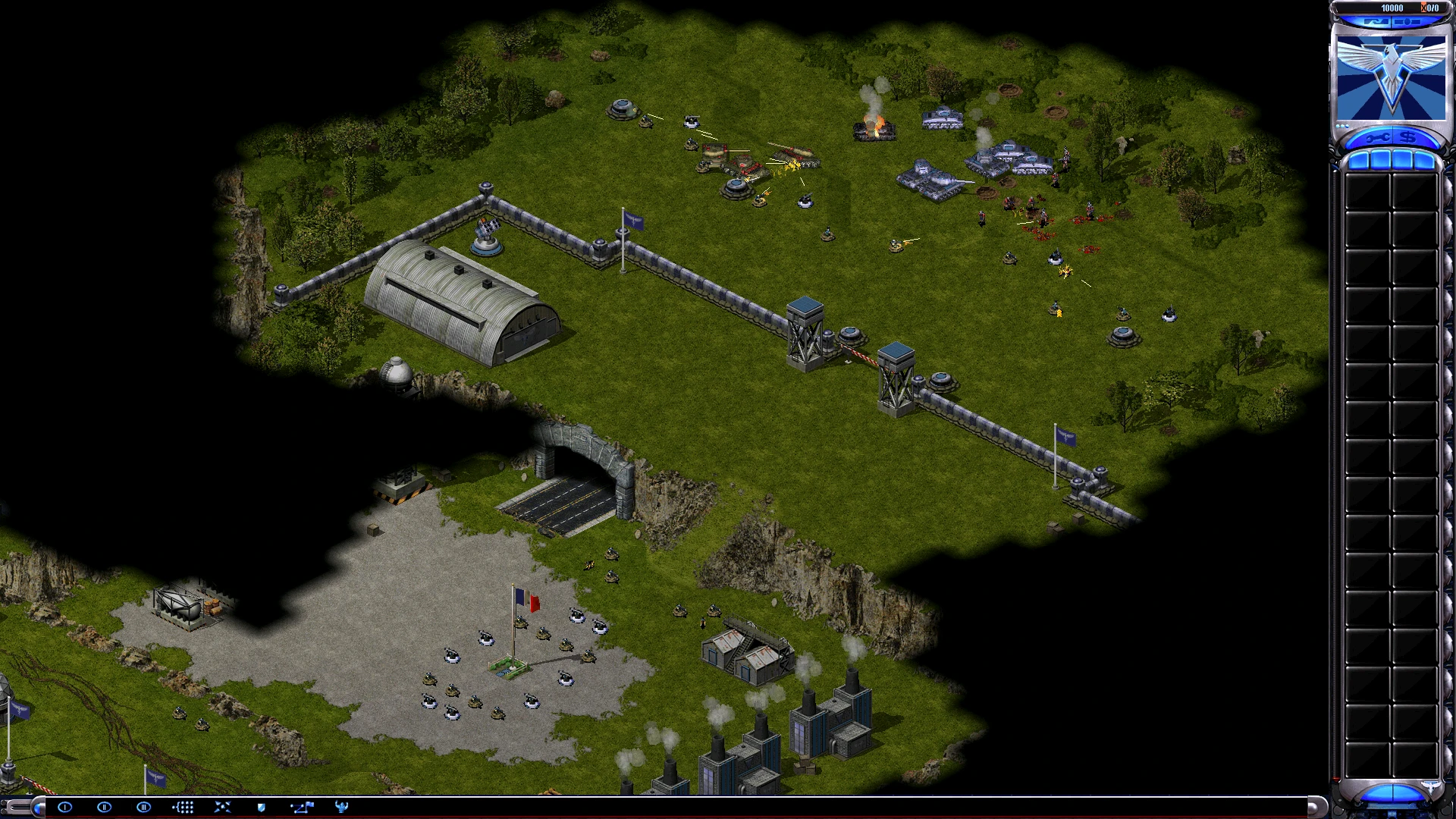 Скріншот з двома протиборчими базами з юнітами та обороною в моді Bellum Æternum для Command & Conquer Yuri's Revenge
