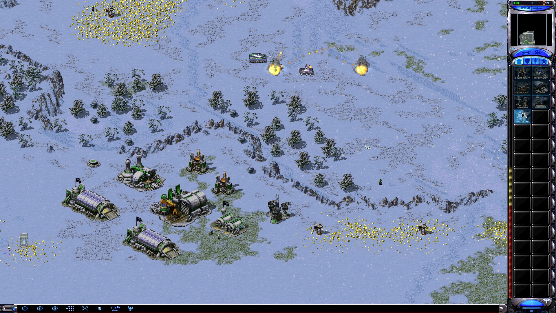 Засніжене поле бою з танками біля бази та ресурсів у моді Bellum Æternum для Yuri's Revenge