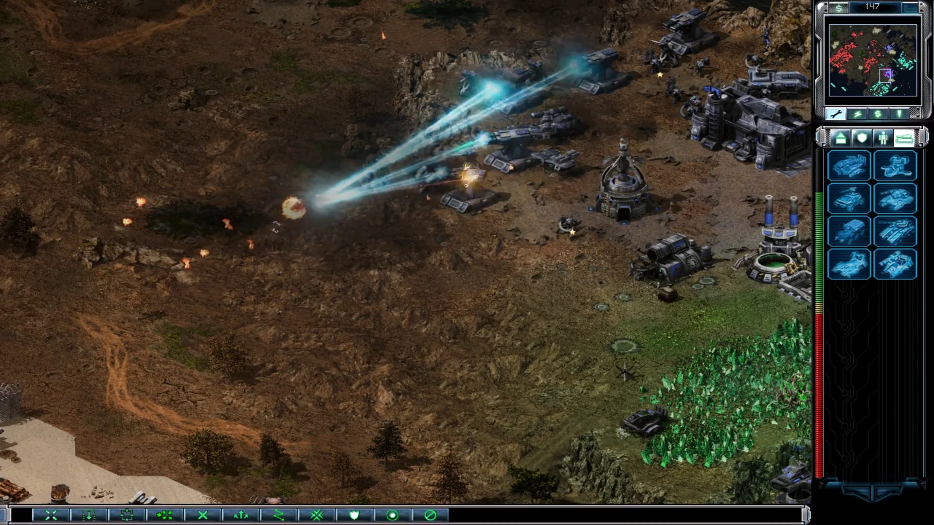 Screenshot einer Basis unter Beschuss mit Laserstrahlen und Explosionen im Command & Conquer Yuri's Revenge Mod Tiberium Crisis 2