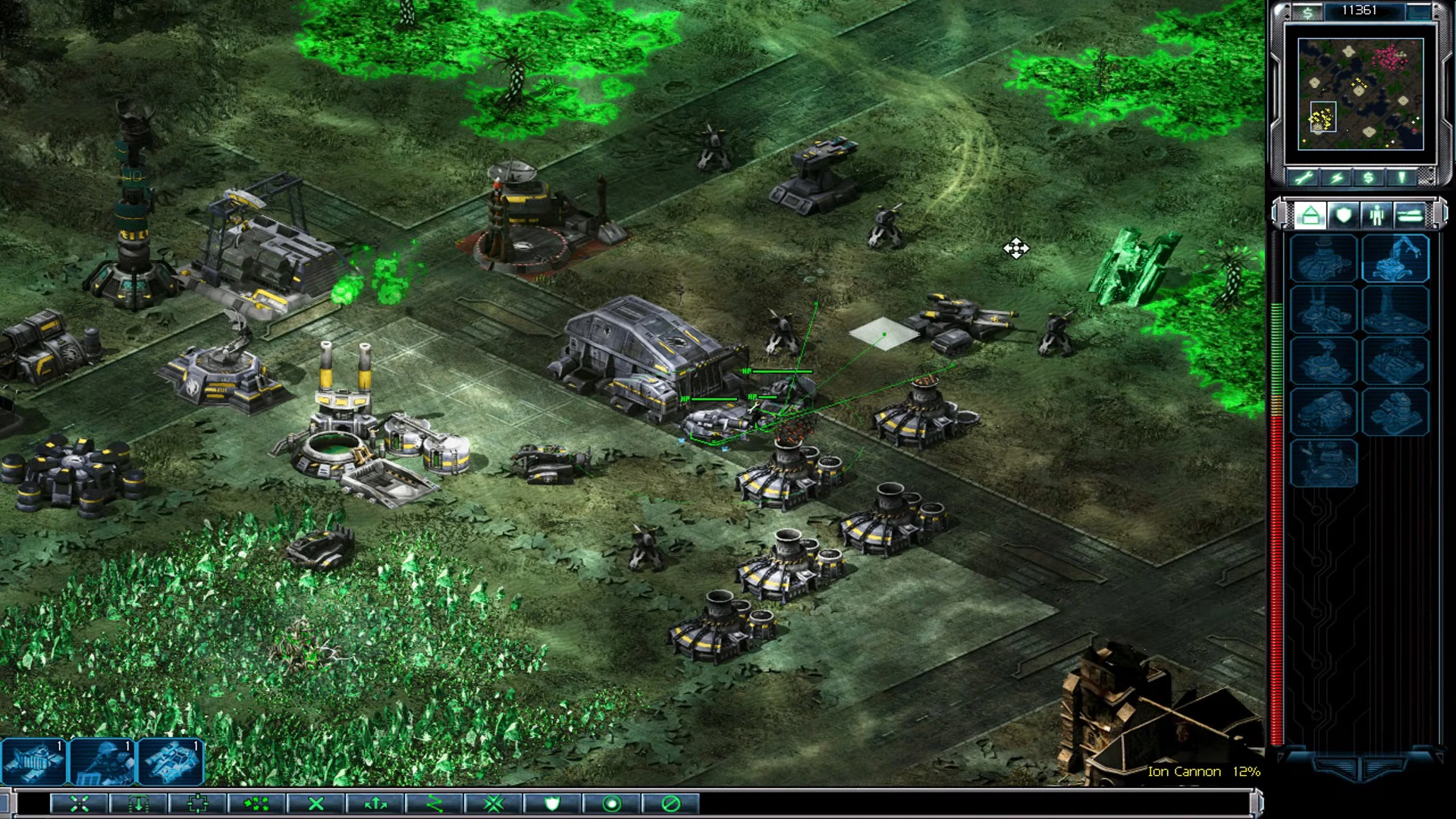 Screenshot einer Tiberium-Basis mit Verteidigungstürmen und Fahrzeugen im Mod Tiberium Crisis 2