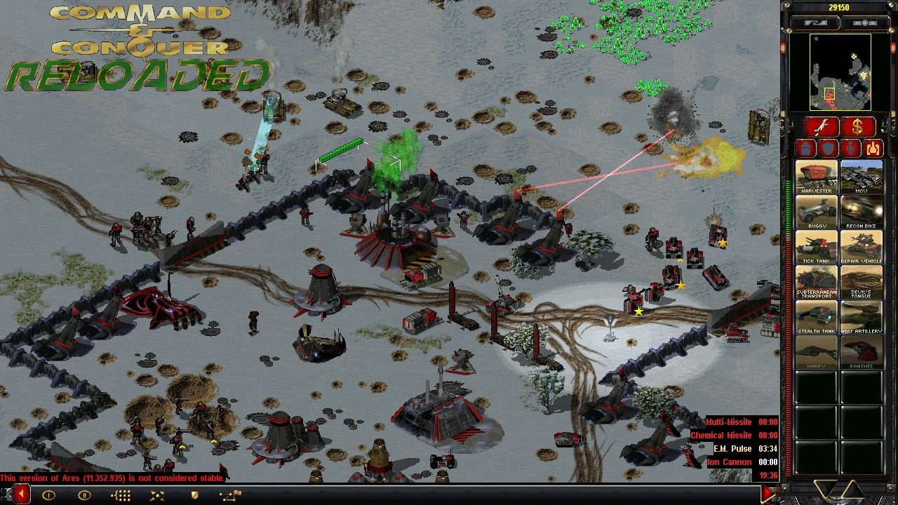 Скриншот игрового процесса в снежном бою Command & Conquer Yuri's Revenge с юнитами, зданиями и эффектами оружия в моде C&C Reloaded