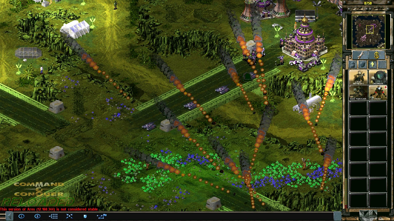 Геймплей Command & Conquer Reloaded с боем, взрывами и панелью управления