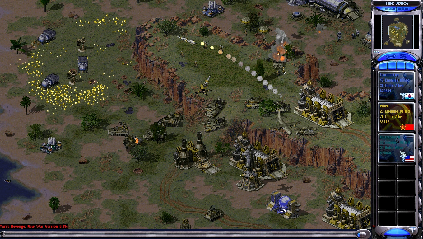Скриншот мода Command & Conquer New War с танками, атакующими базу на утёсе, стреляющими турелями и статусом игроков справа