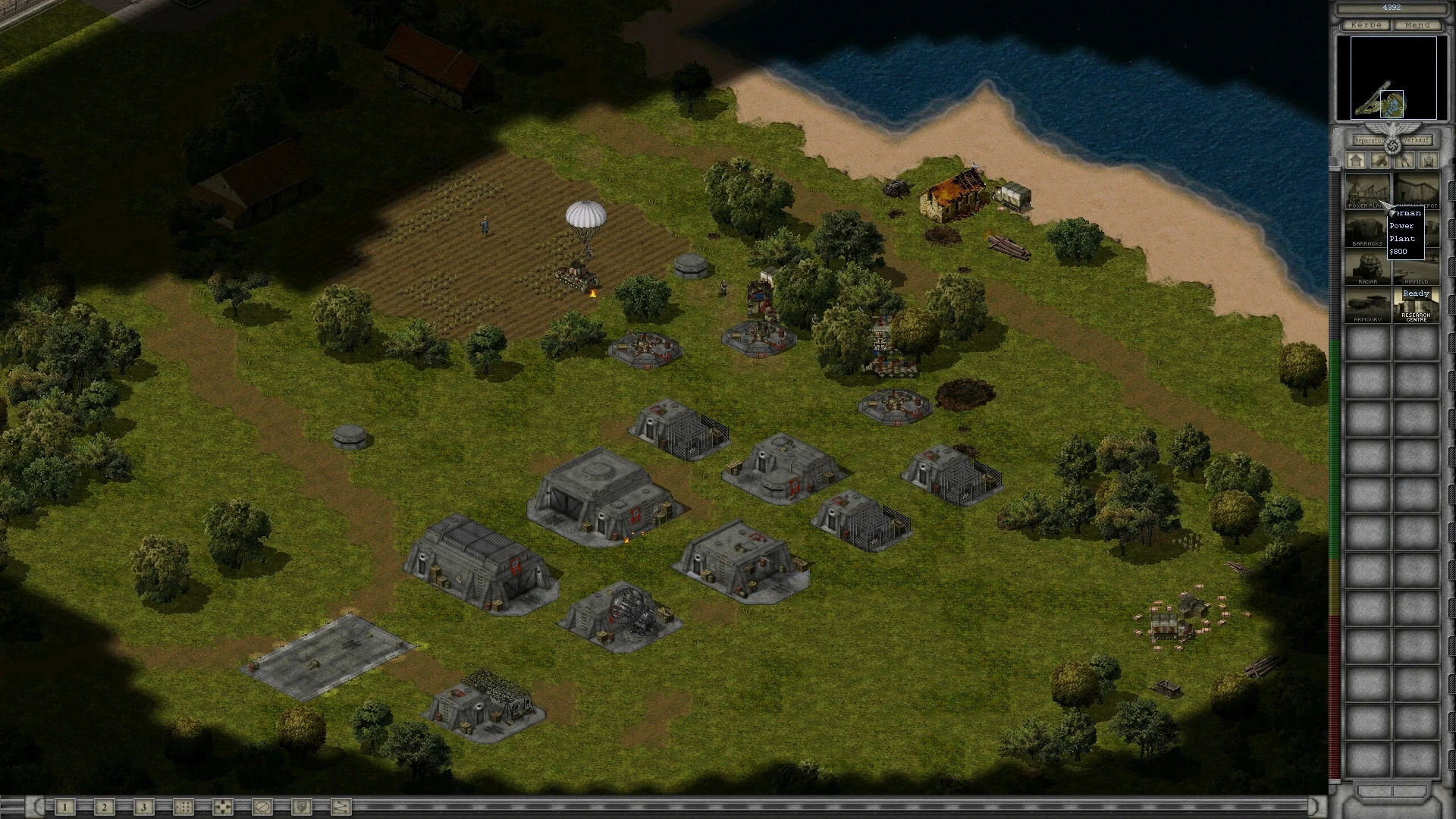 Draufsicht auf eine Militärbasis im Stil des Zweiten Weltkriegs mit Gebäuden, Feldern und Soldaten im D-day-Mod für Command & Conquer Yuri's Revenge