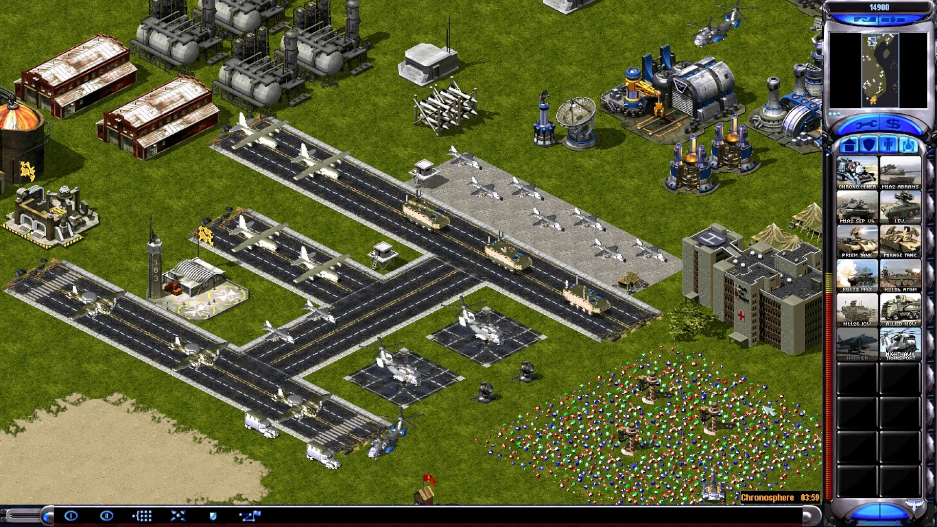 Captura de pantalla del juego que muestra una base aérea detallada con aviones, helicópteros, tanques y edificios militares en el mod Elaina