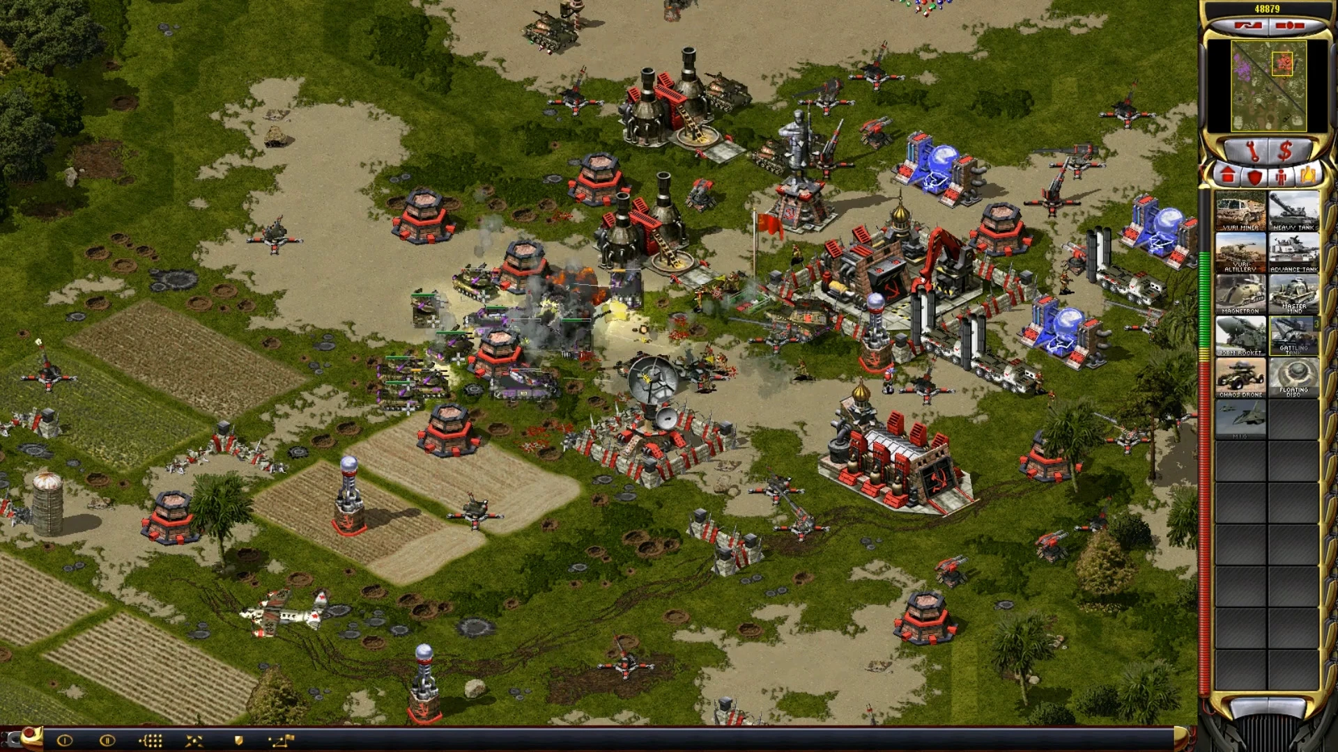 Скриншот защиты базы с множеством турелей и атакующими юнитами в моде Ra2Yr Modern Warfare для Yuri's Revenge