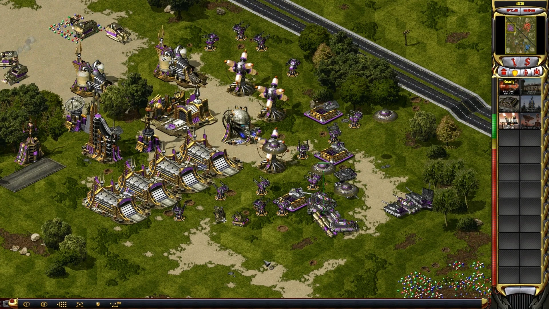 Вид сверху базы Command & Conquer Yuri's Revenge с футуристическими постройками и техникой