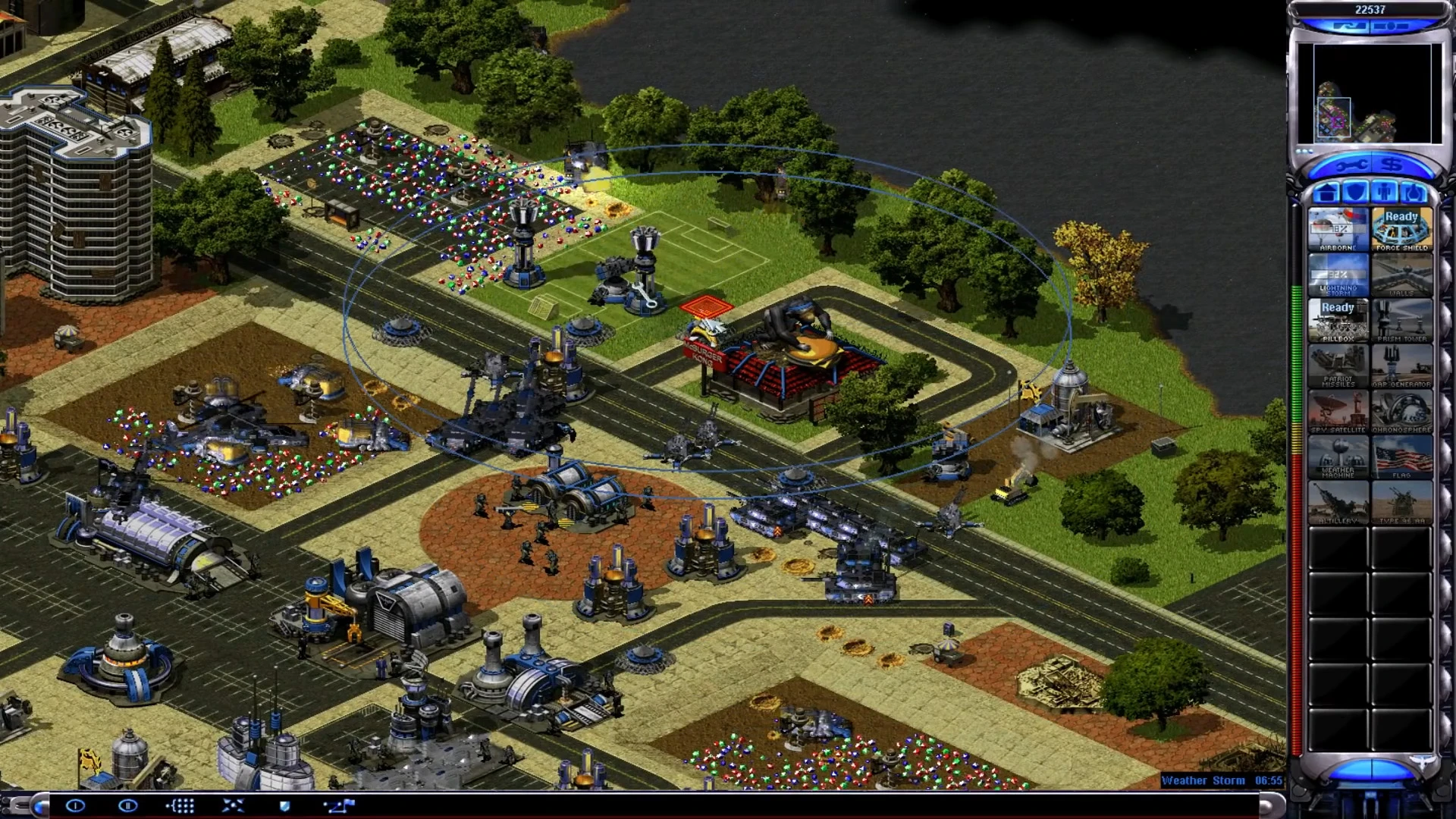 Изометрический вид базы Command & Conquer: Yuri's Revenge с различными юнитами и зданиями в моде Ra2Yr Modern Warfare