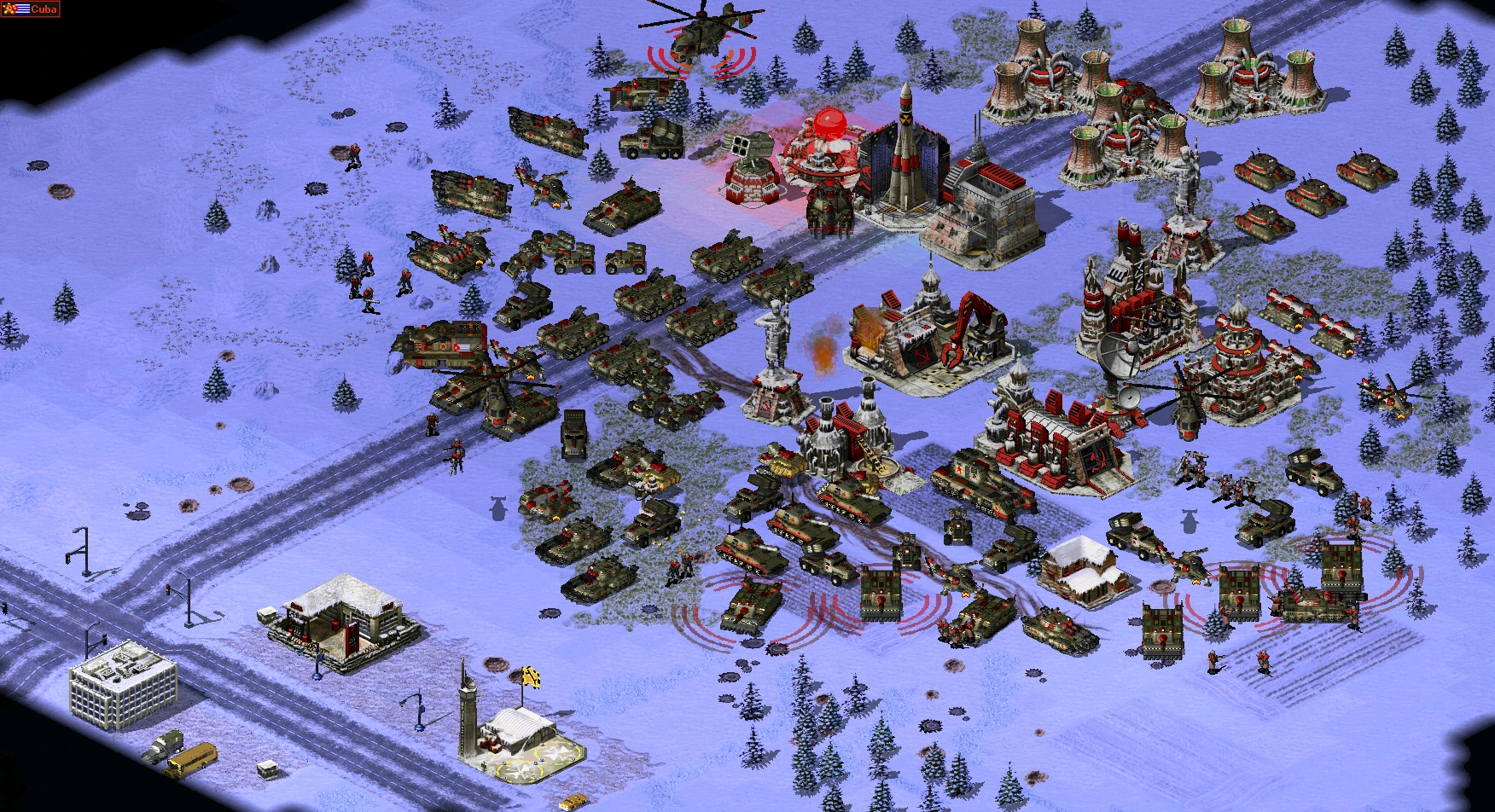 Widok z góry na dużą radziecką bazę wojskową z wieloma czołgami, piechotą i budynkami pokrytymi śniegiem w modzie Reboot do Command & Conquer: Yuri's Revenge