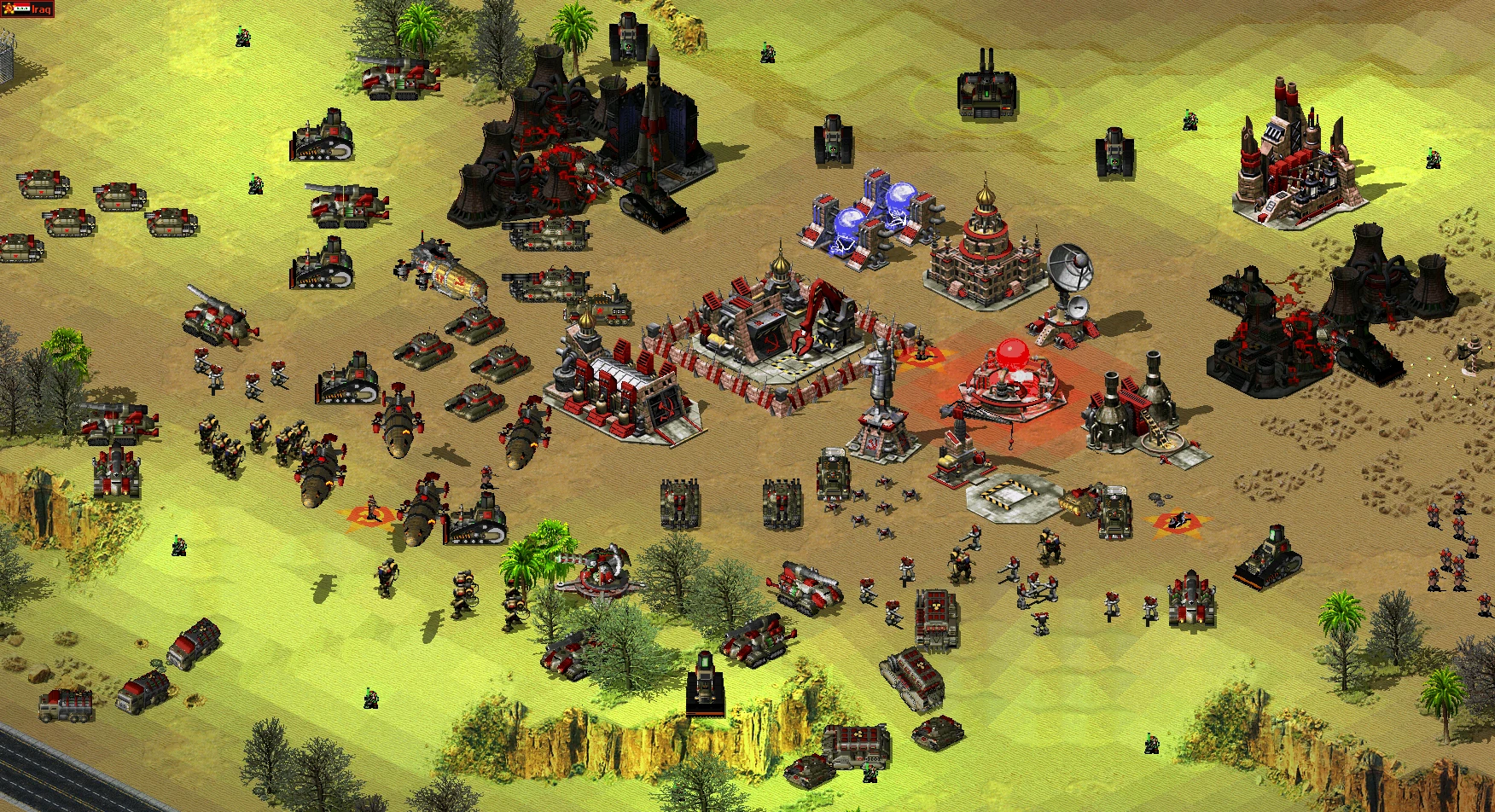 Zrzut ekranu bazy sowieckiej z czołgami, piechotą i budynkami na pustynnym terenie z moda Reboot do Yuri's Revenge