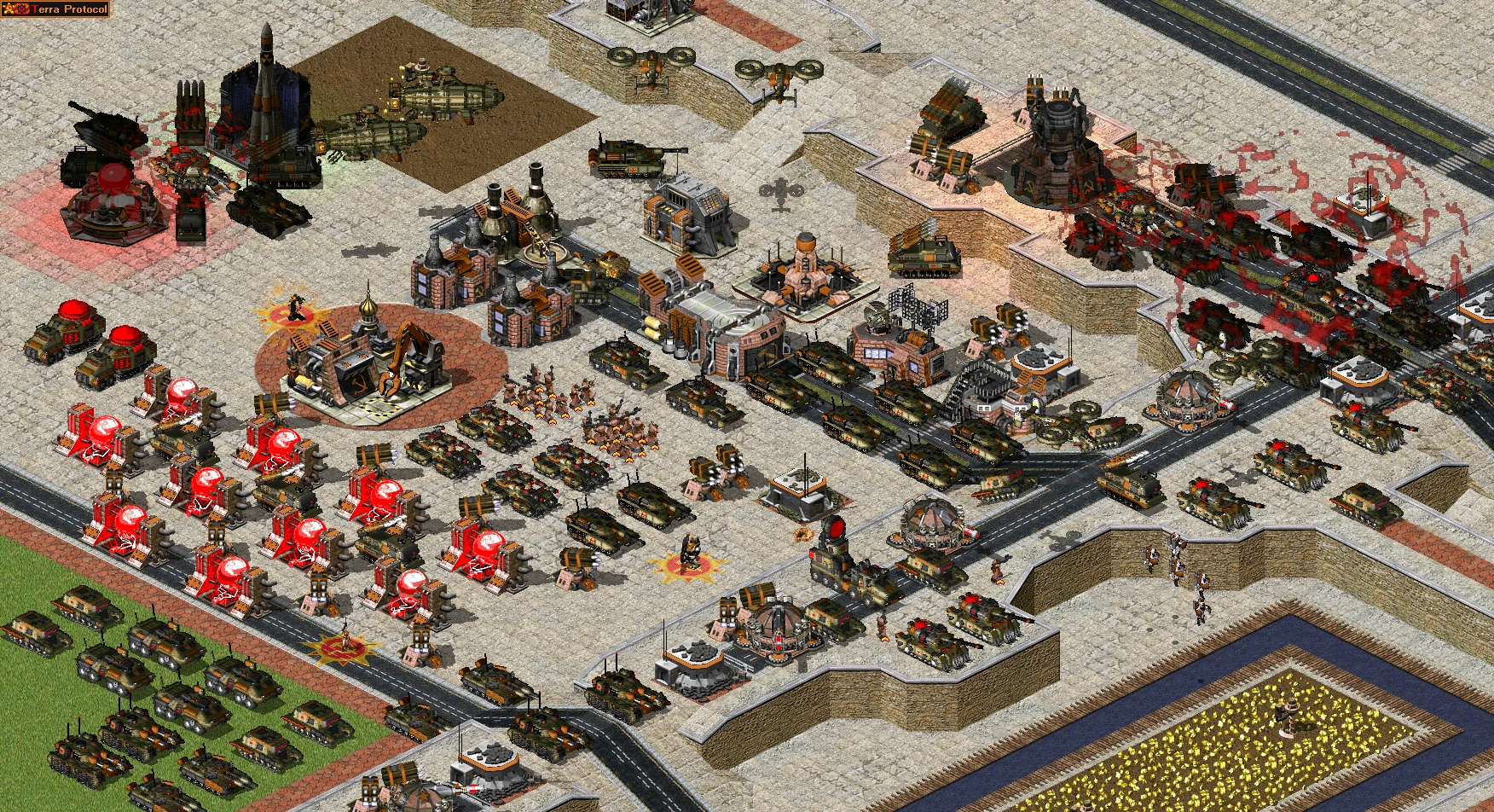 Zrzut ekranu przedstawiający dużą sowiecką bazę z czołgami, piechotą, budynkami i strukturami obronnymi w modzie Reboot do Command & Conquer Yuri's Revenge