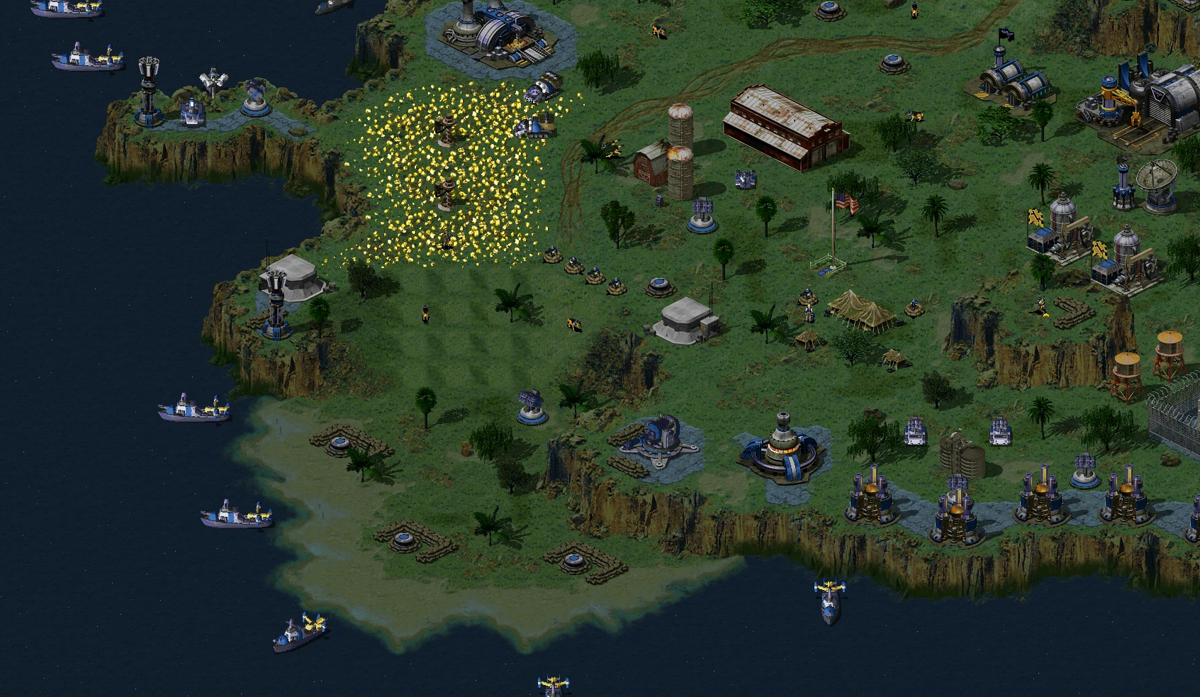 Вид сверху на карту мода Yuri's Revenge для Command & Conquer с прибрежной базой, кораблями, турелями и зданиями