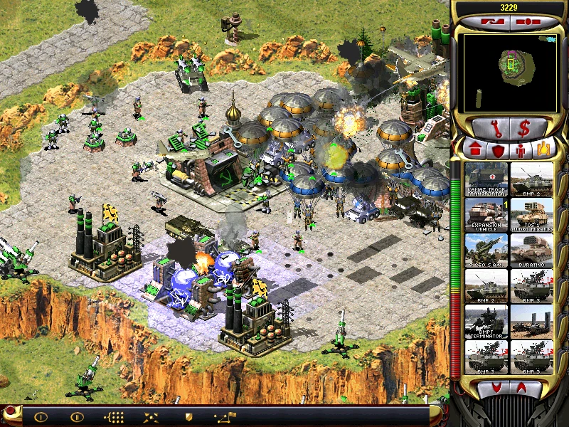 Screenshot vom Command & Conquer Yuri's Revenge New Horizons Mod zeigt Einheiten bei der Basisverteidigung