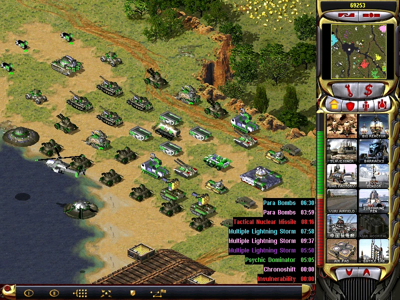 Screenshot des Command & Conquer Yuri's Revenge Mods mit verschiedenen Panzern, Hubschraubern und Basisgebäuden