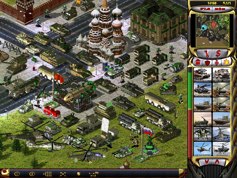 Draufsicht auf einen detaillierten Militärstützpunkt mit Panzern, Soldaten, Gebäuden und taktischem Interface im Red Alert 2 YR New Horizons Mod