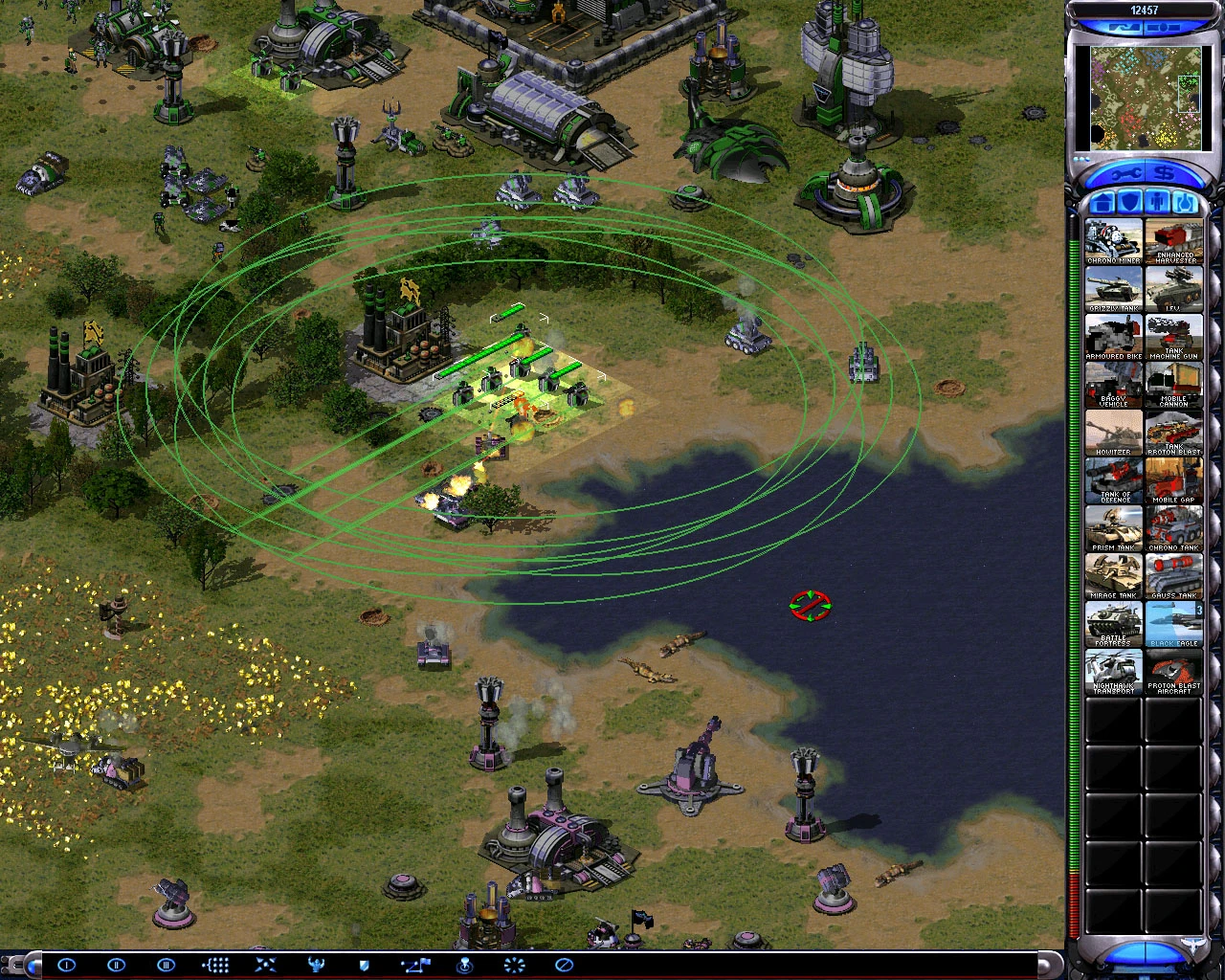 Zrzut ekranu z Red Alert 2 Yuri's Revenge pokazujący atak na bazę z zielonymi kręgami ataku i różnymi jednostkami