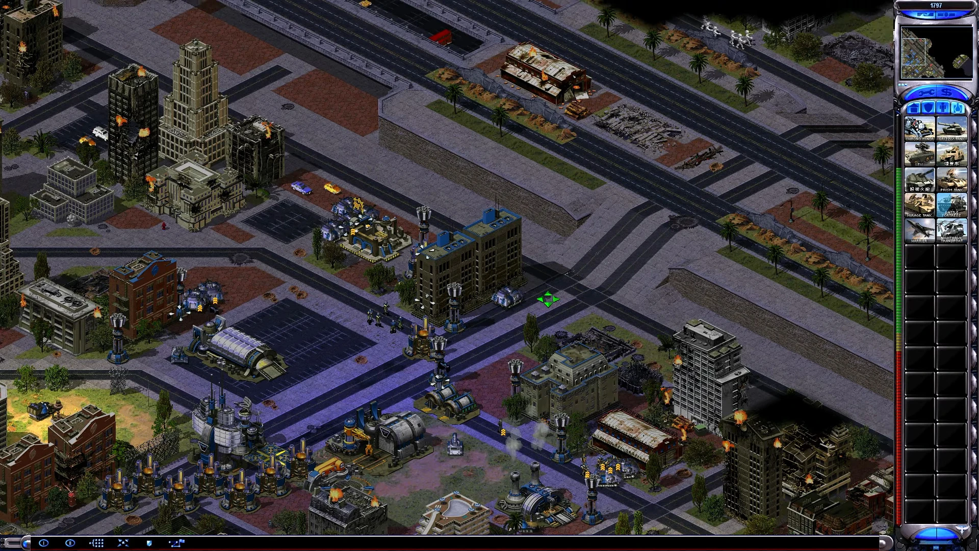 Captura de pantalla mostrando base urbana fortificada con edificios, torretas defensivas y tanques en mod Red Alert 2 Zombies Campaign