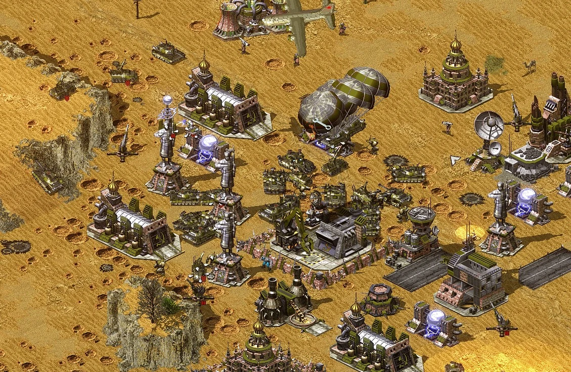 Вид сверху на детализированную советскую базу с постройками, техникой и оборонительными сооружениями в моде Rise of the East