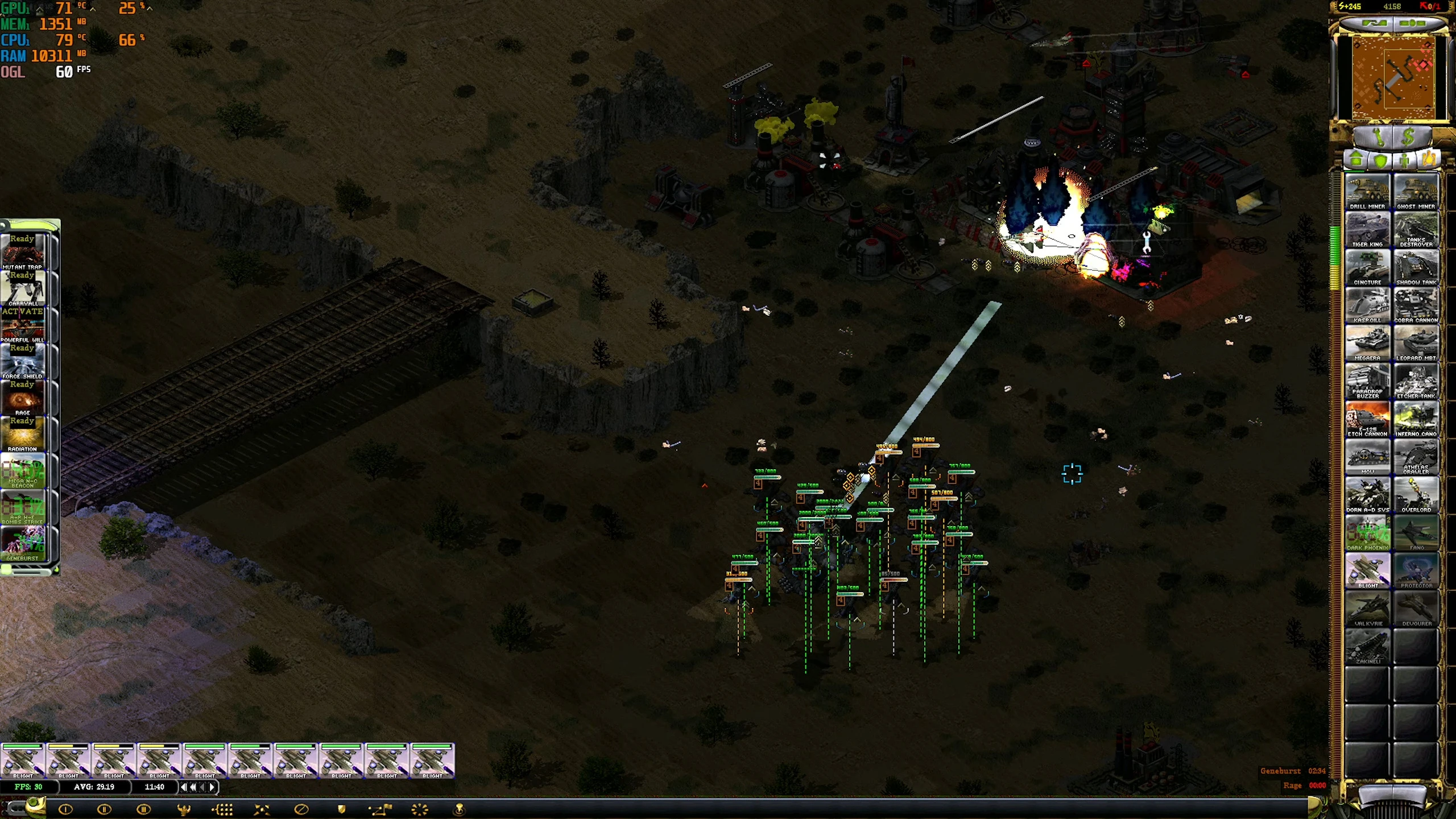 Zrzut ekranu Command & Conquer Yuri's Revenge z modem Technology Revolution pokazujący eksplozję bazy i wiele jednostek