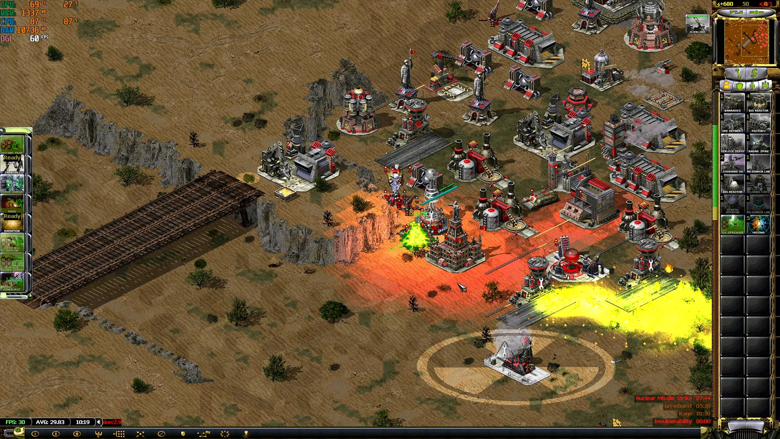 Zrzut ekranu mocno umocnionej bazy z wieloma budynkami i eksplozjami w modzie Technology Revolution do Command & Conquer Yuri's Revenge