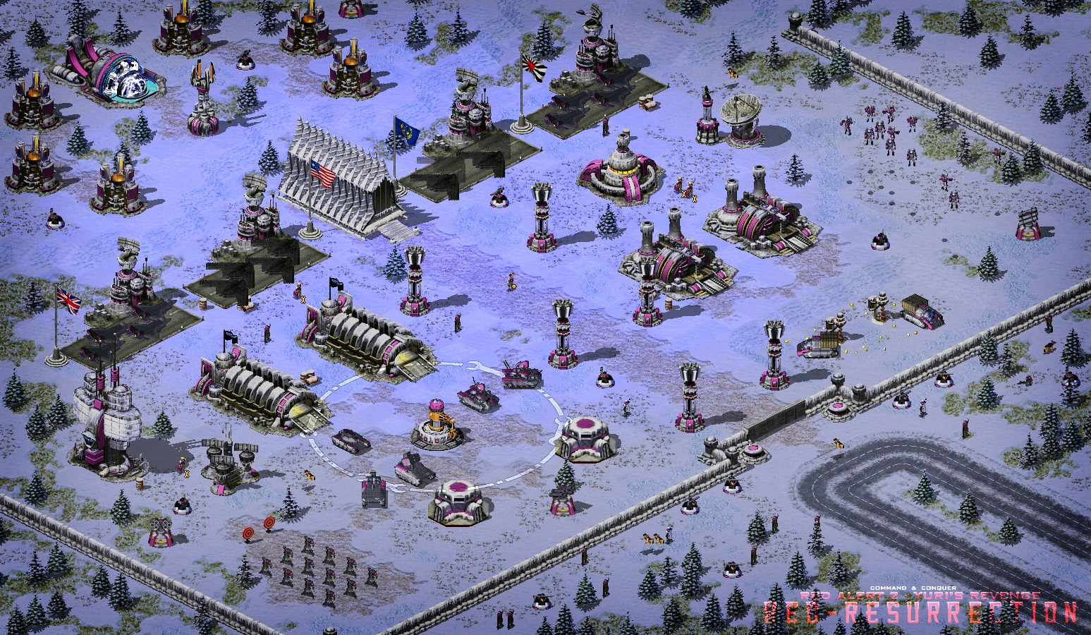 Base cubierta de nieve en Command & Conquer con edificios militares, tanques, infantería y estructuras defensivas en el mod YR Red-Resurrection